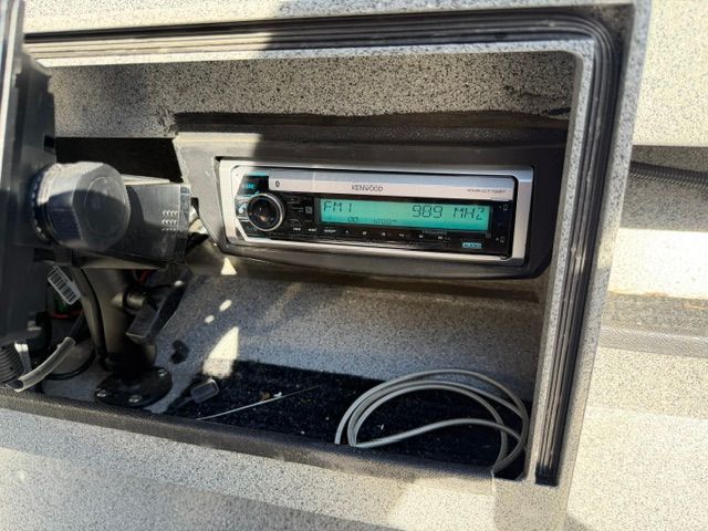 Kenwood car stereo in Willie Boats Predator 2008.
