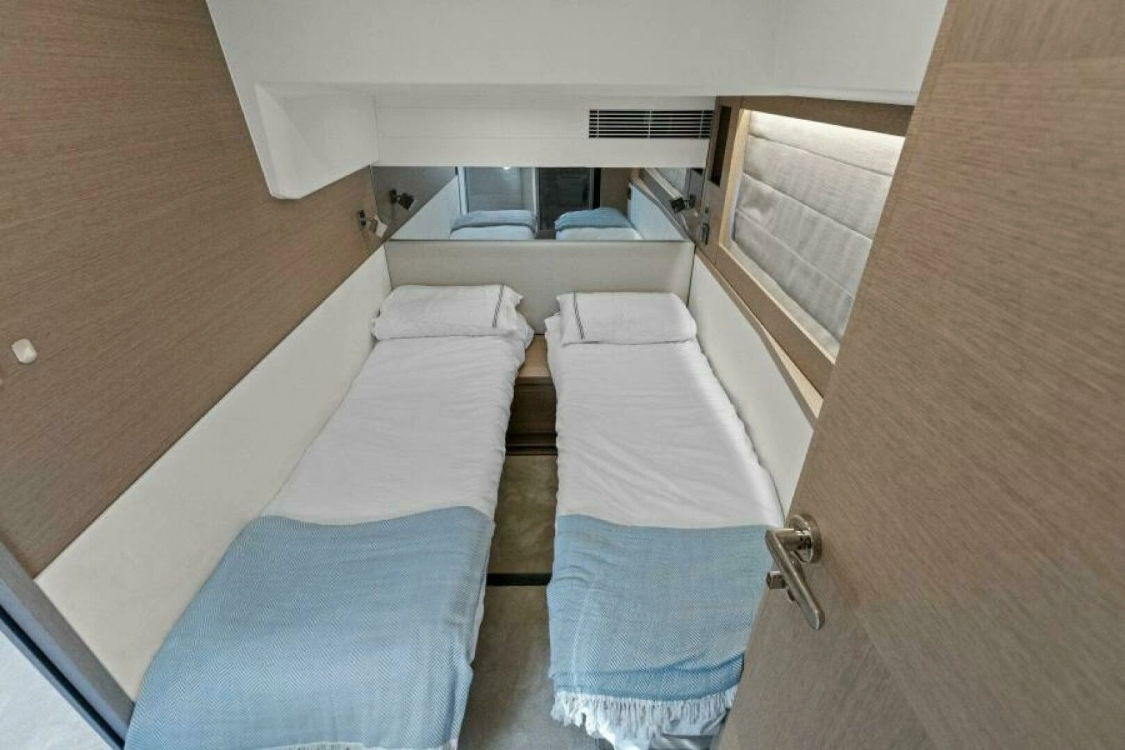 2022 Prestige 590 Flybridge - Image 40