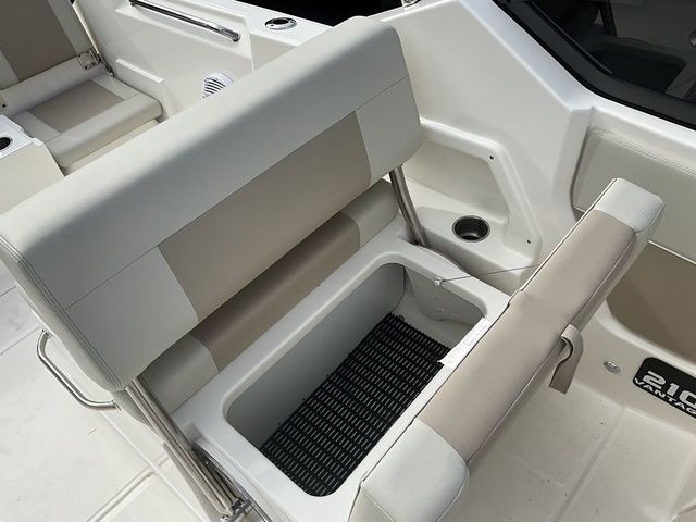 2024 Boston Whaler 210 Vantage - 12