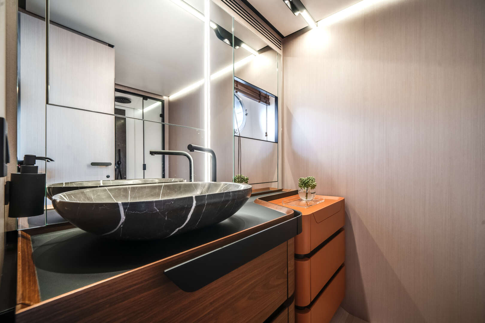 2026 Azimut S8 - Image 49