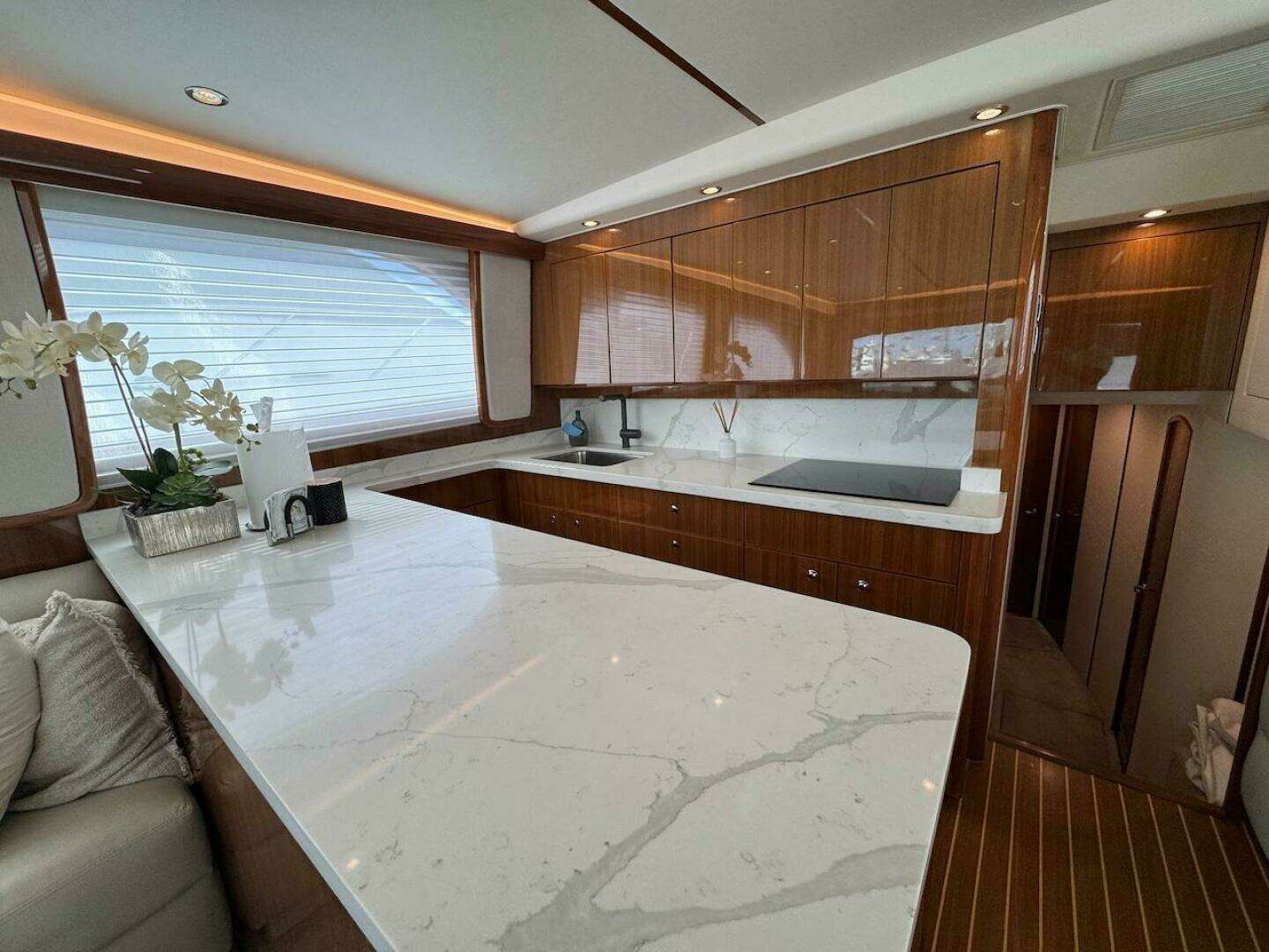 2007 Viking 52 Convertible - Image 10