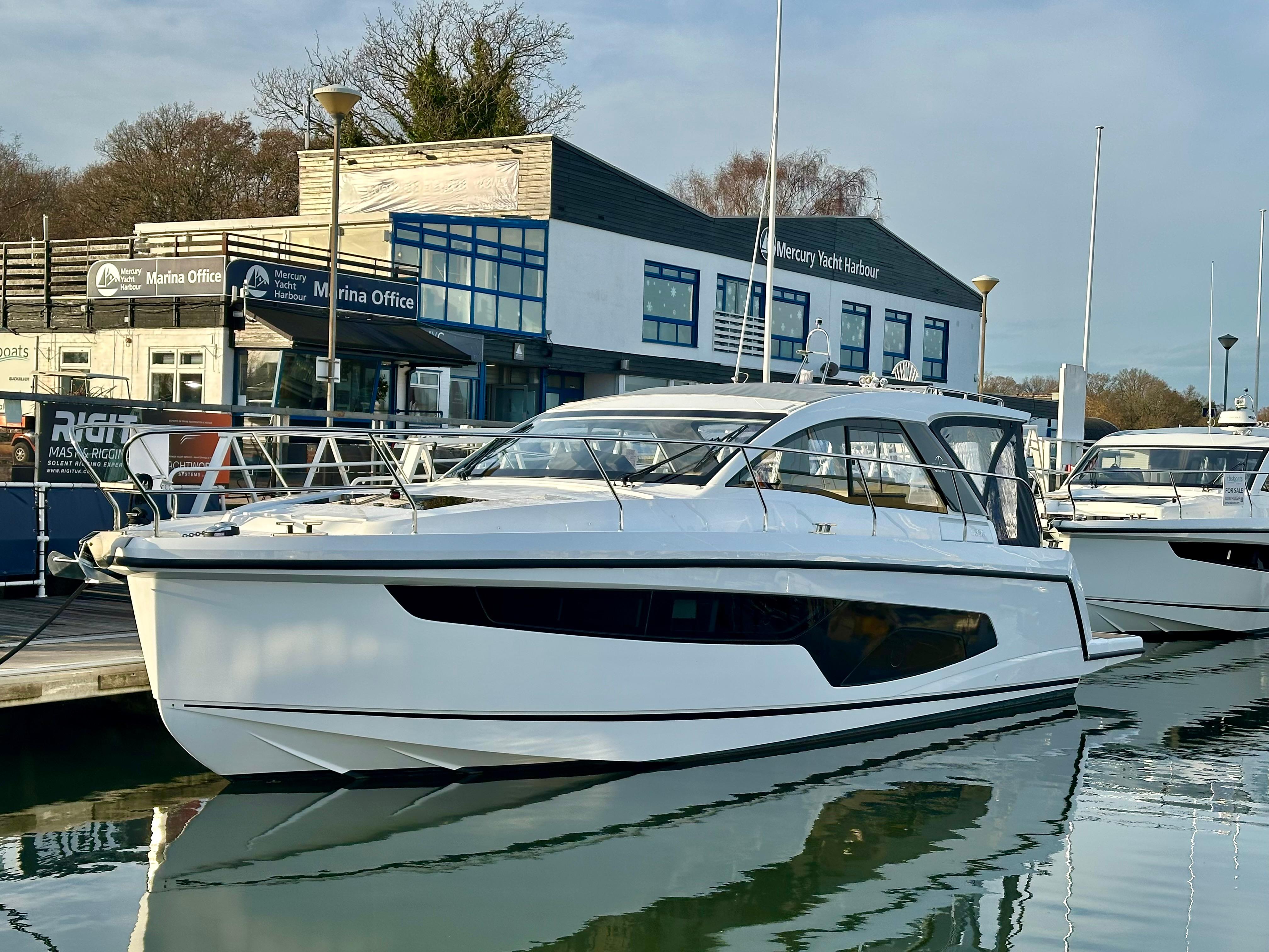 2025 Sealine S335