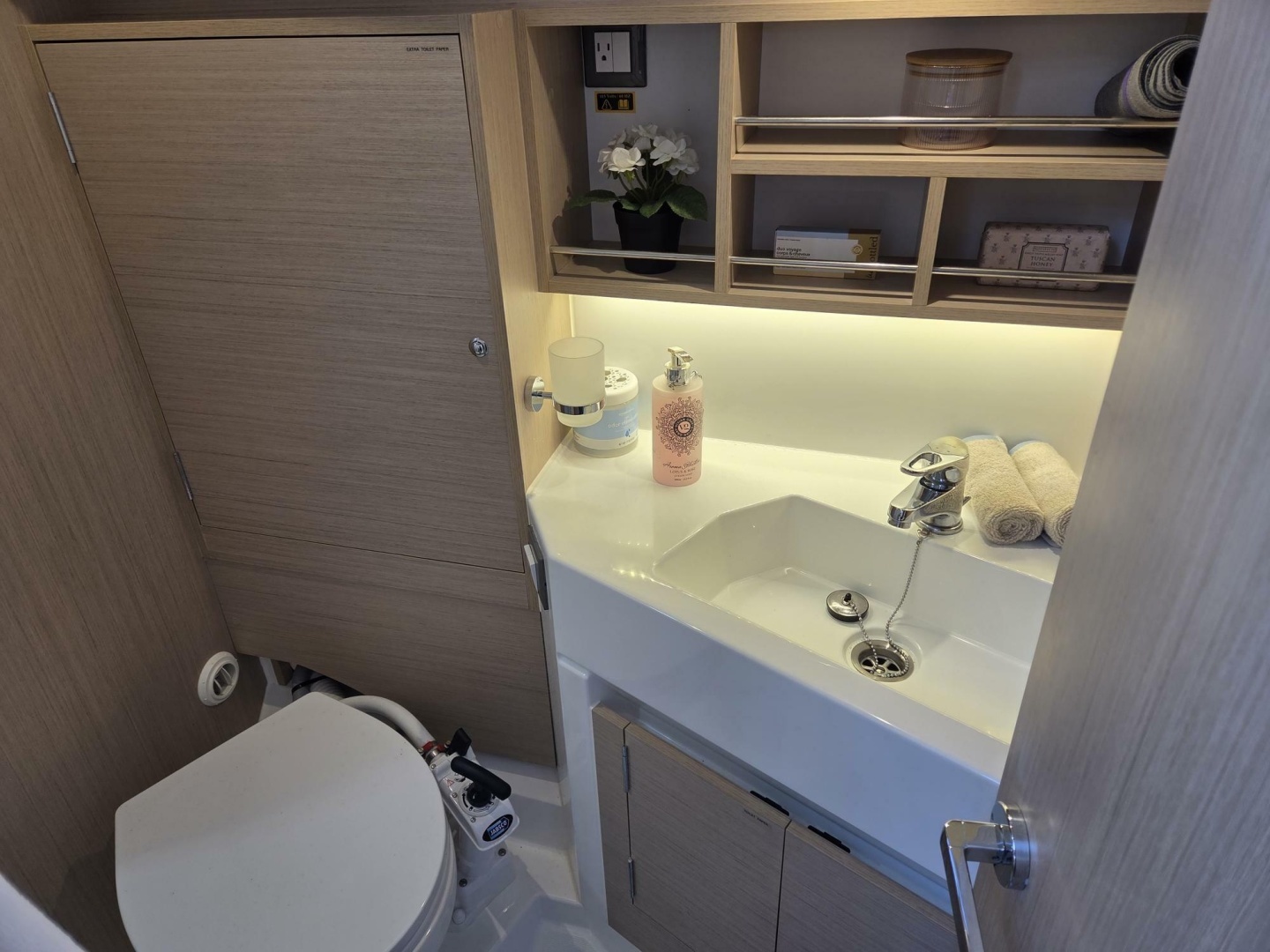 2023 Beneteau Oceanis 34.1 - Image 20