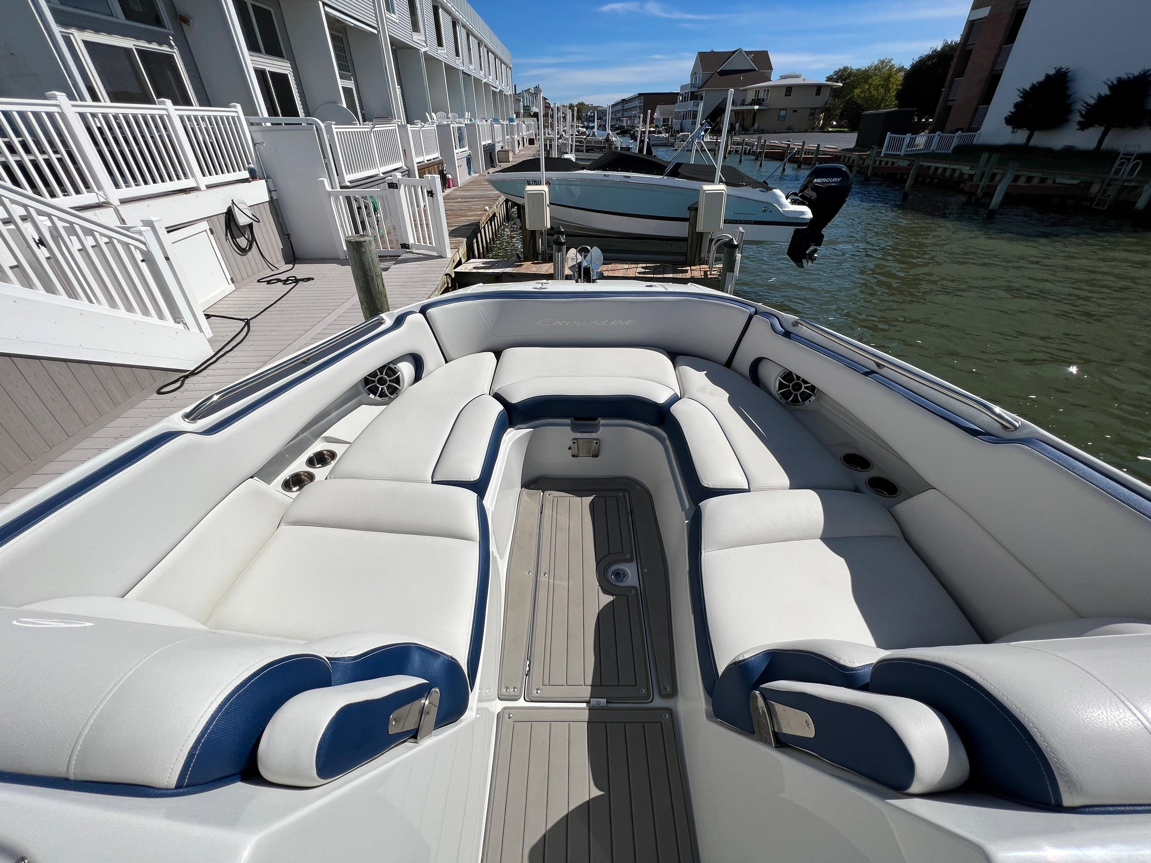 2022 Crownline E305 XS Forward Seating 2