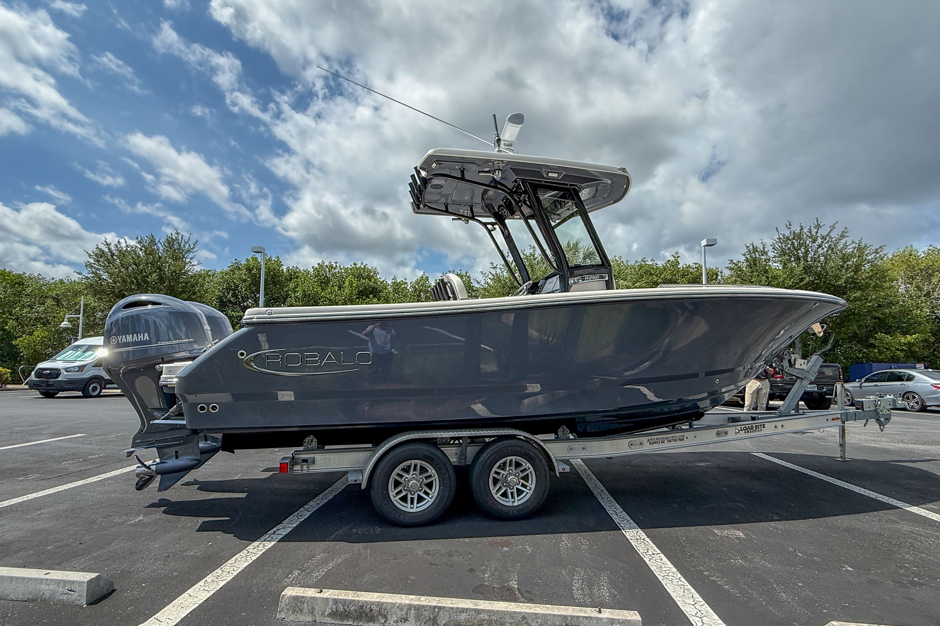 2023 Robalo R250 Center Console