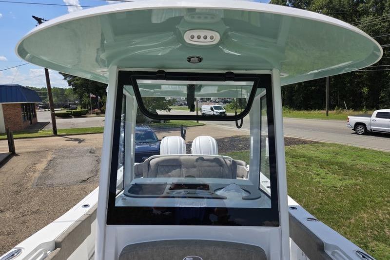 2027 Sea Hunt Ultra 275 SE boat with spacious cockpit and modern design.