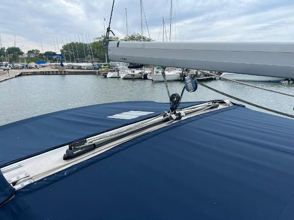 The image shows the deck of a 2000 Hunter 410 sailboat in a marina.