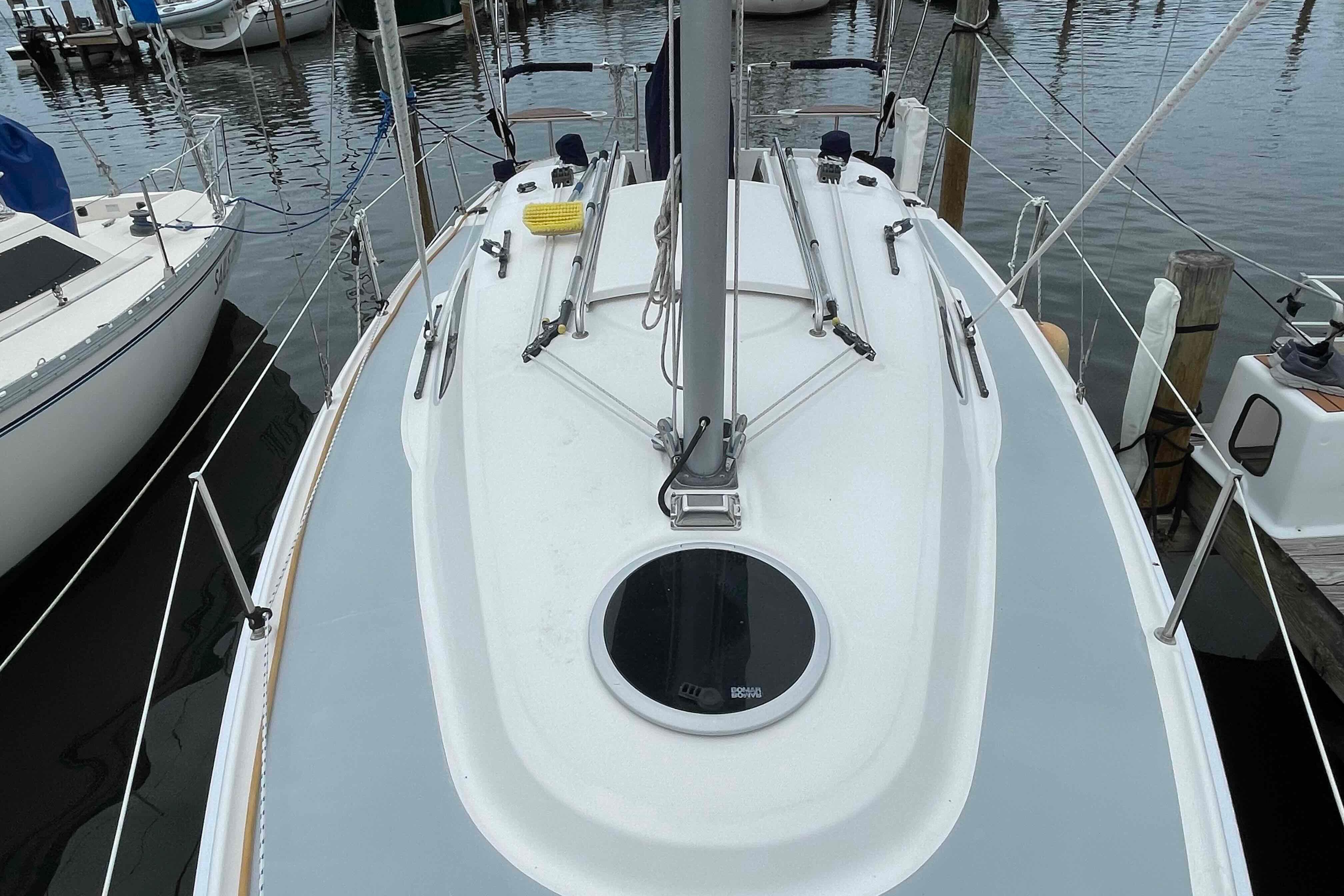 2006 Hunter 270 sailboat docked, showcasing deck and rigging details.