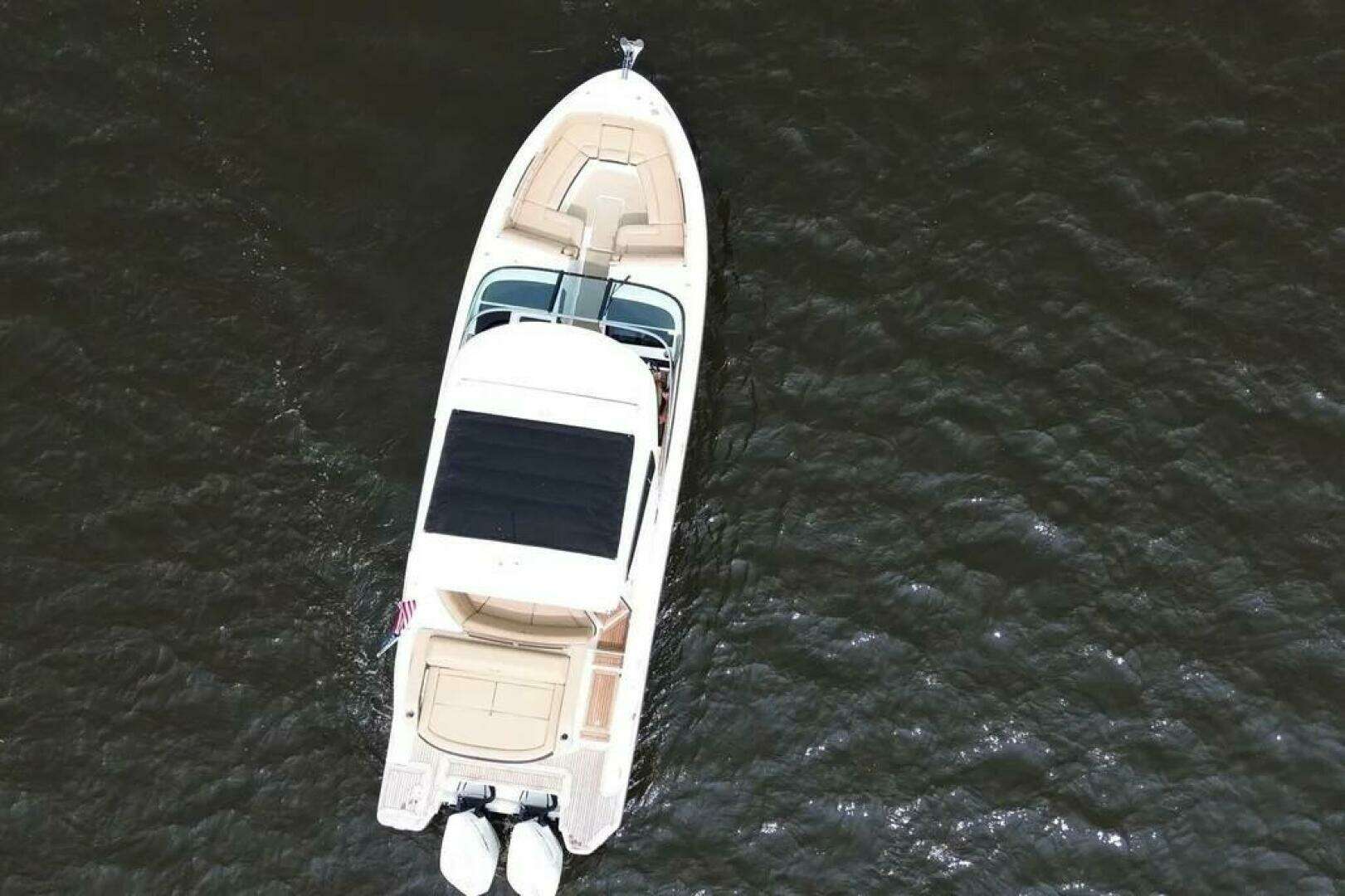 2023 Sea Ray SLX 310 Outboard - Image 3