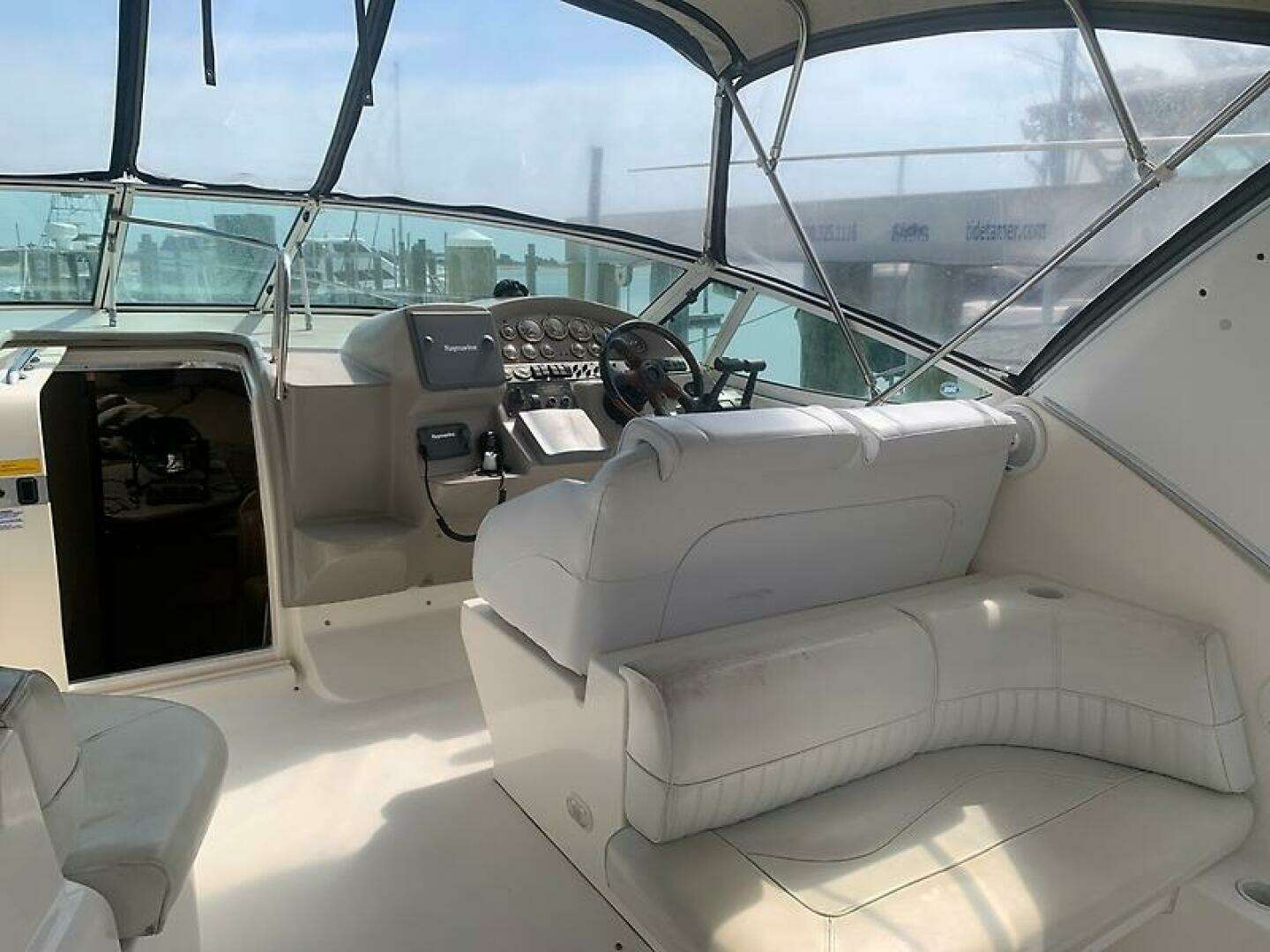 2003 Cruisers Yachts 3372 Express - Image 6