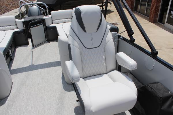2025 Tahoe Pontoon Cascade Quad Lounger with luxurious white seating and modern design.