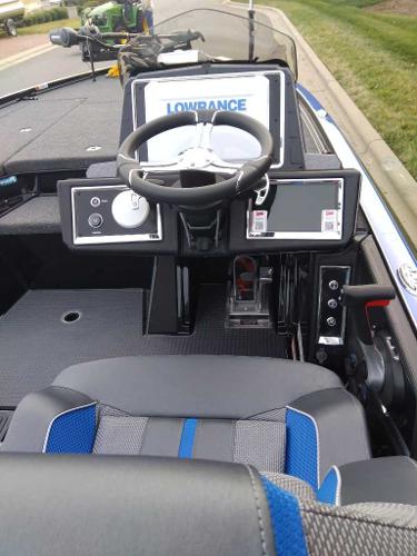 2024 Ranger Z520R Ranger Cup Equipped boat dashboard with Lowrance electronics.