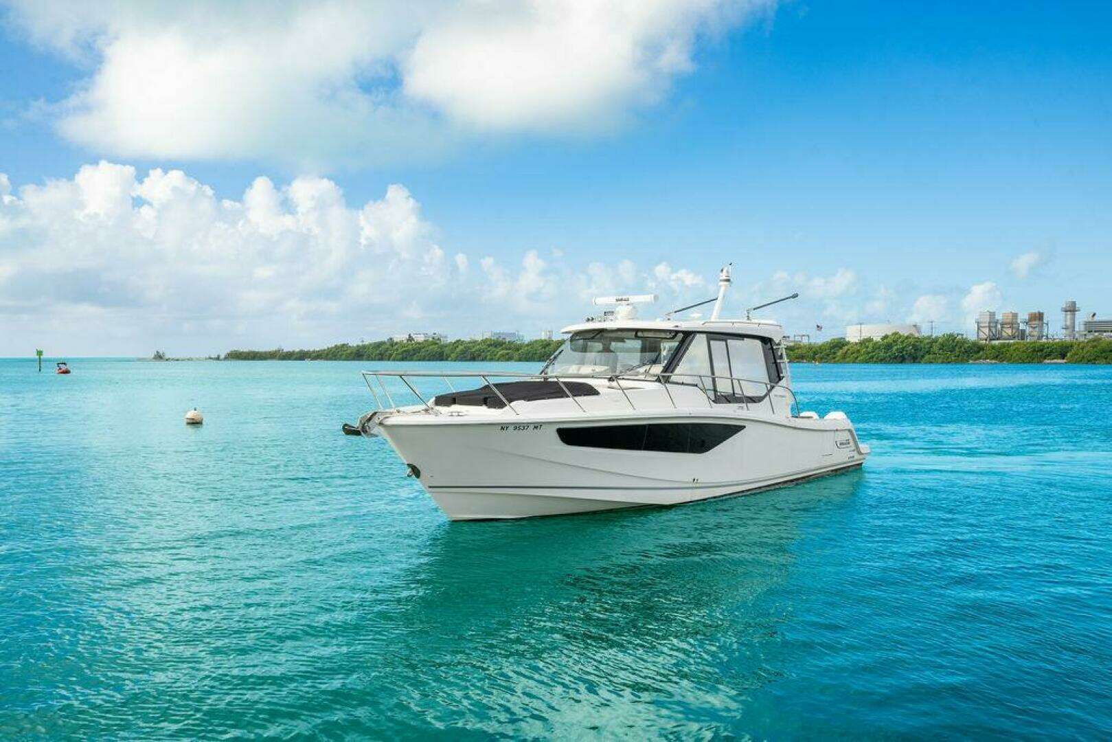 2023 Boston Whaler 405 Conquest - Image 7