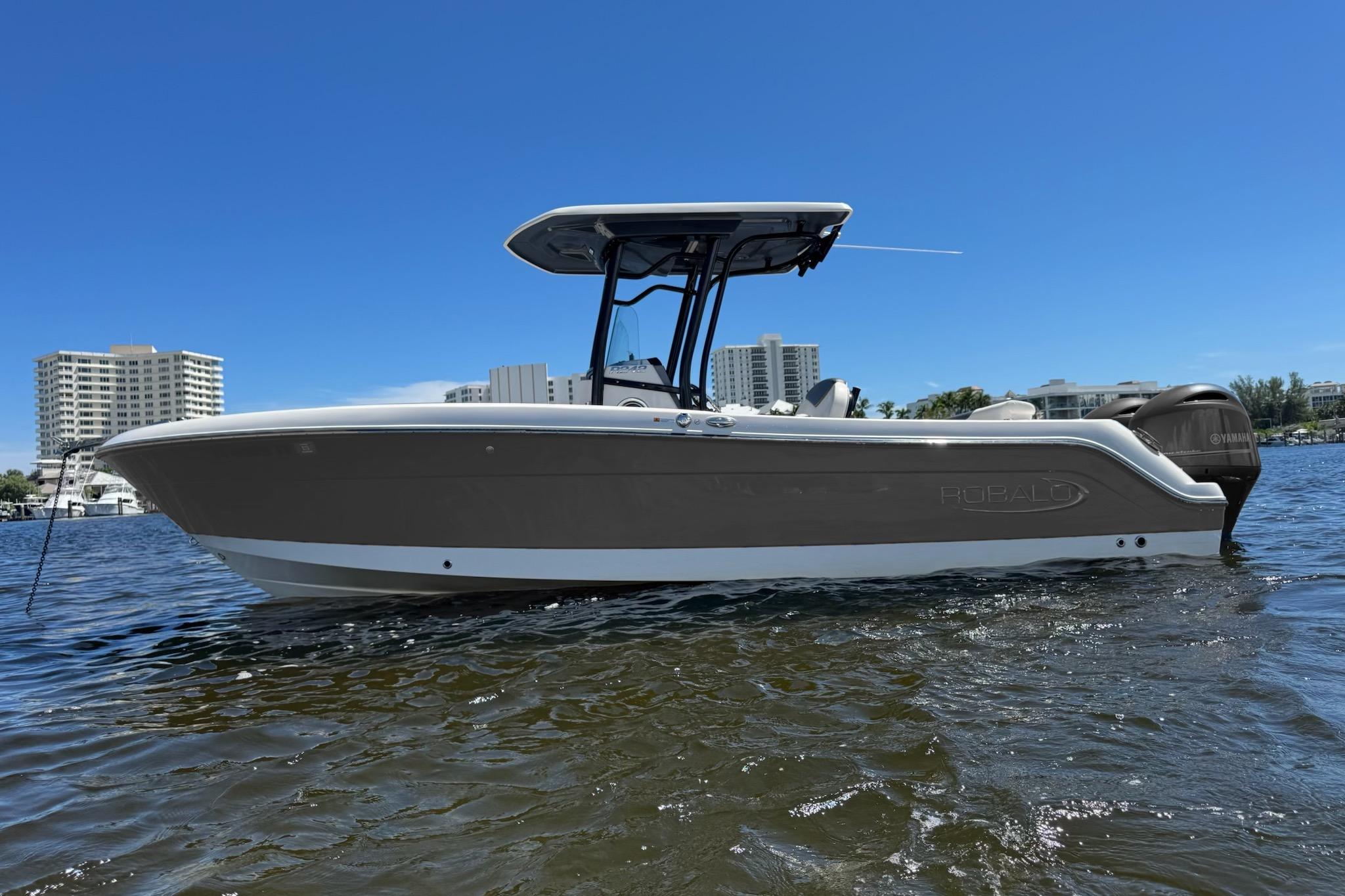 2022 Robalo R242 Center Console
