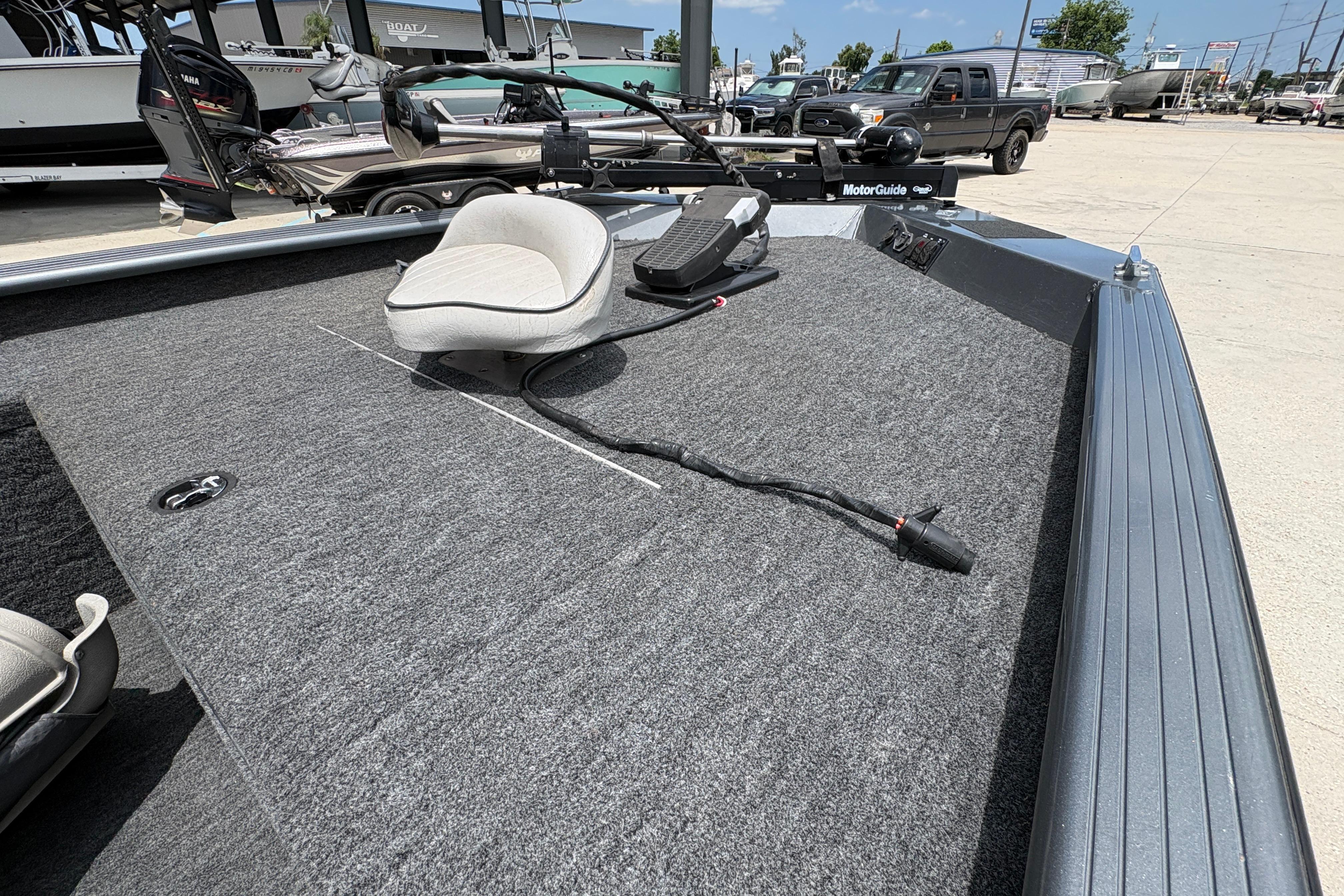 2000 Xpress X18 boat deck with seating and MotorGuide trolling motor.