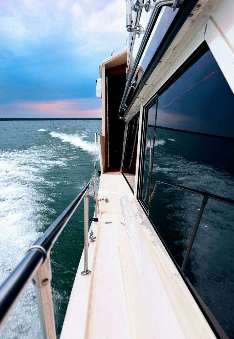 1987 Viking 48 Motor Yacht - Image 9