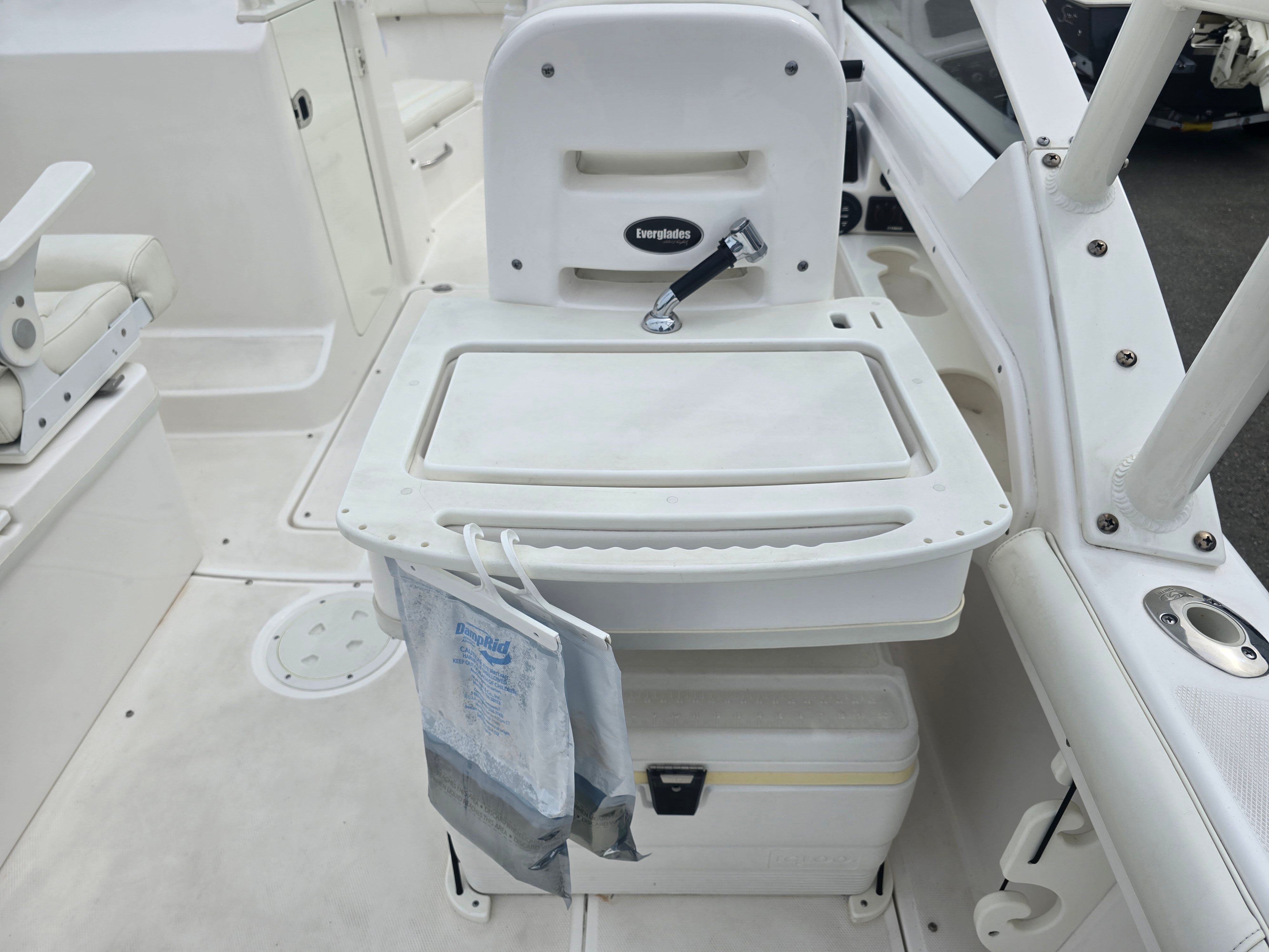 The image shows the cockpit of a 2017 Everglades 230 Dual Console boat.
