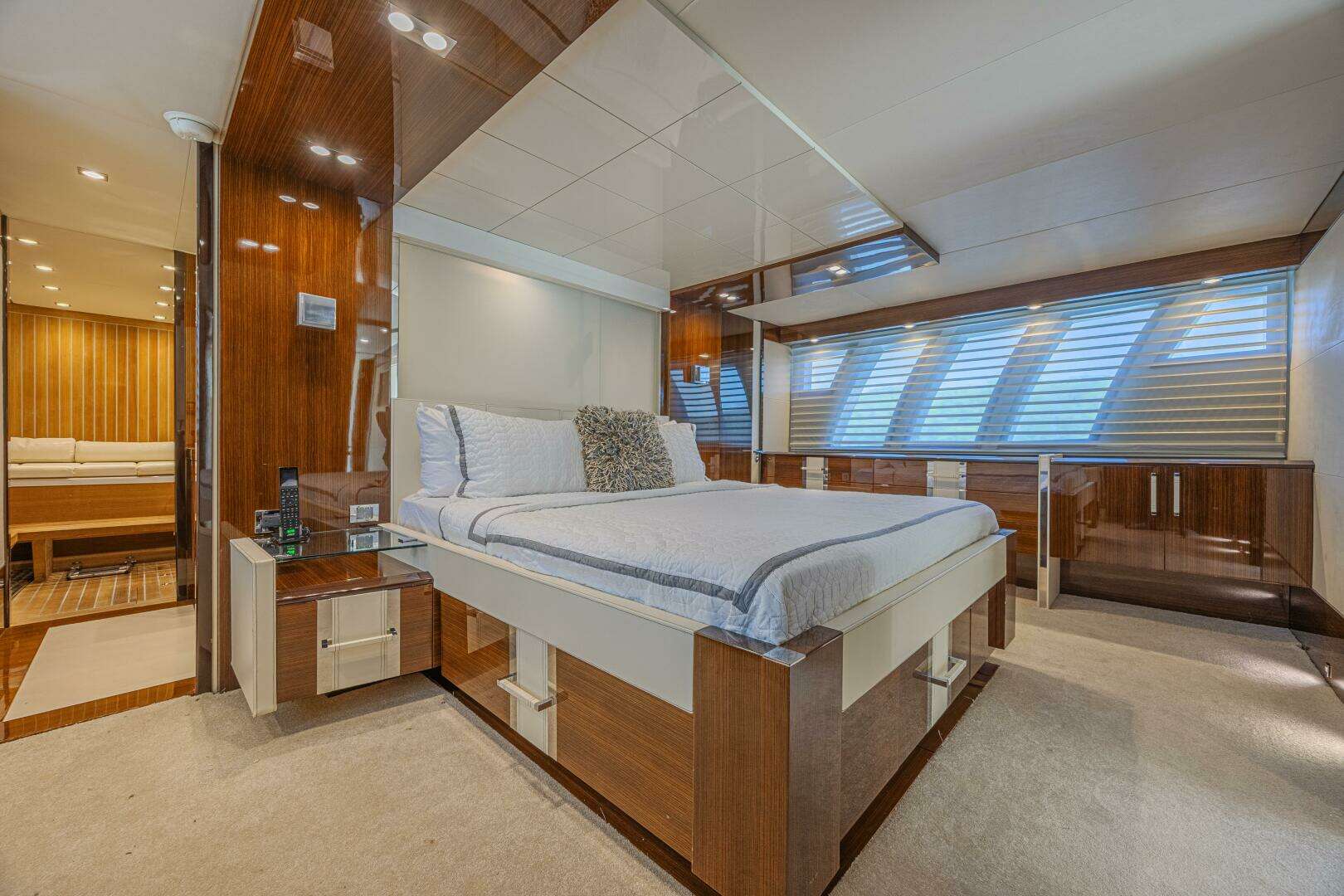 2010 Lazzara Yachts LSX 92 - Image 49