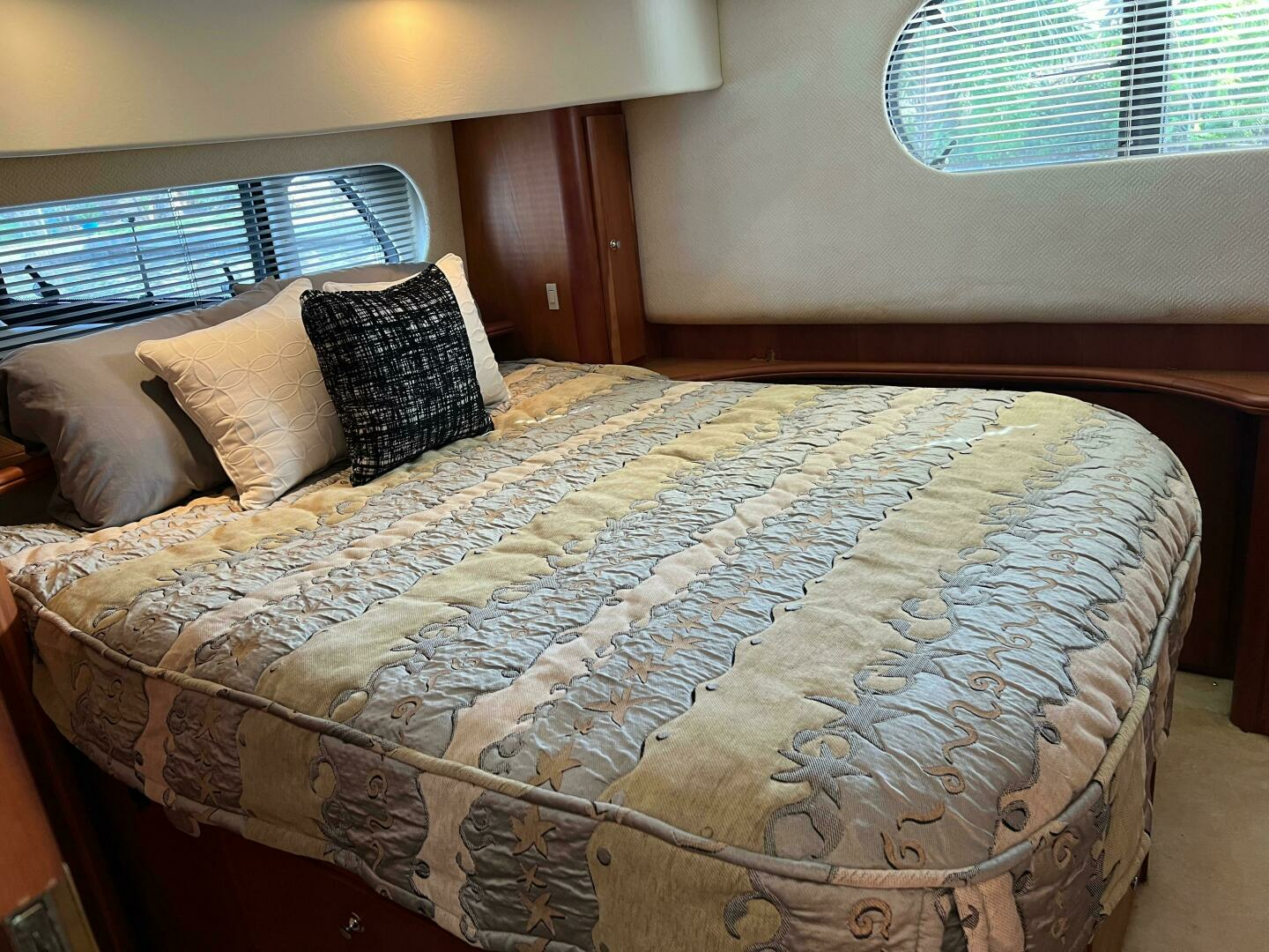 2002 Silverton 39 Motor Yacht - Image 16