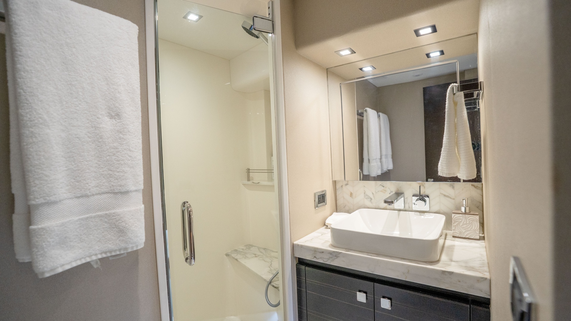 2021 Hatteras M75 Panacera - Image 40