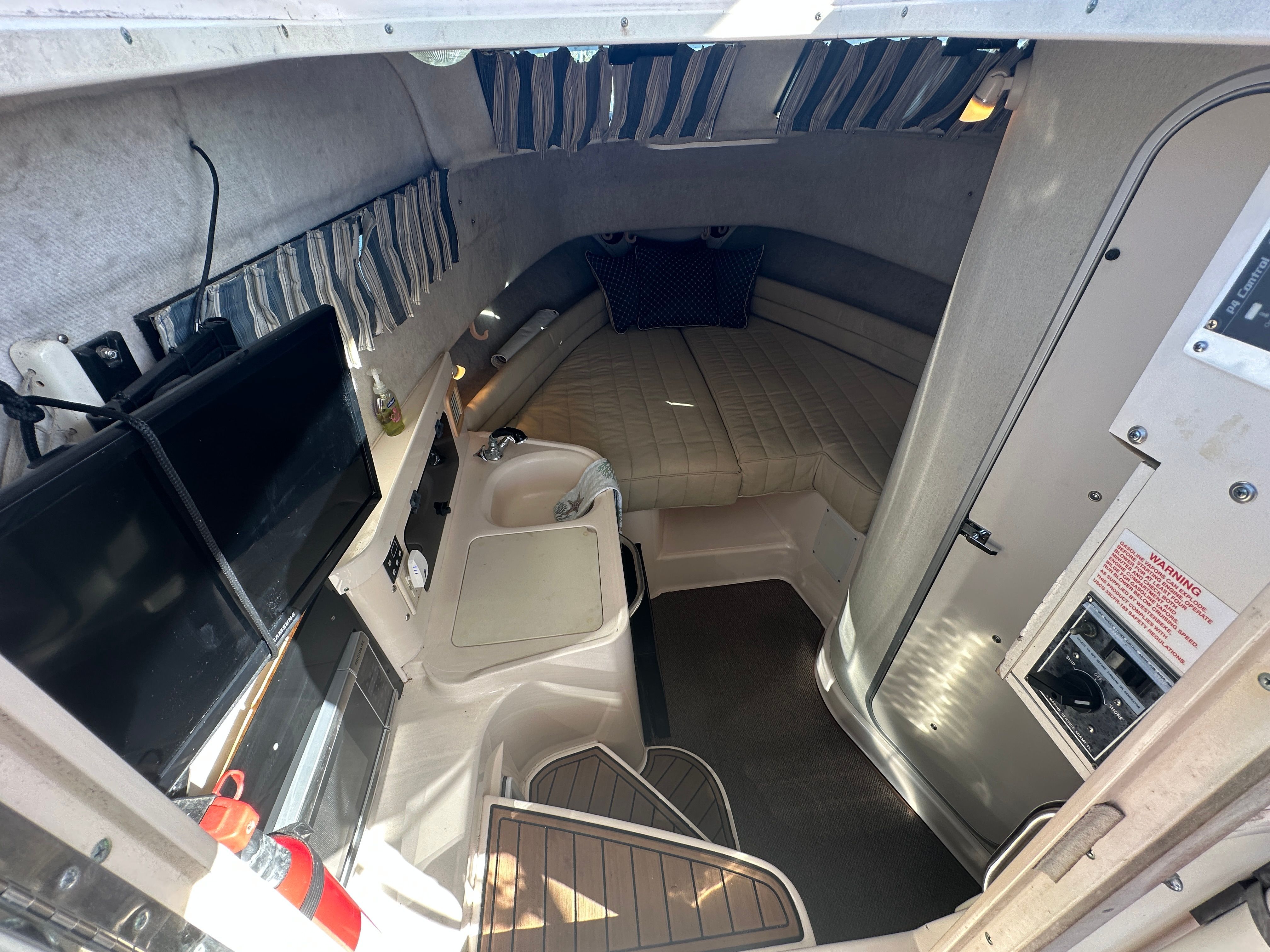 1997 Grady-White Marlin 300 - 19