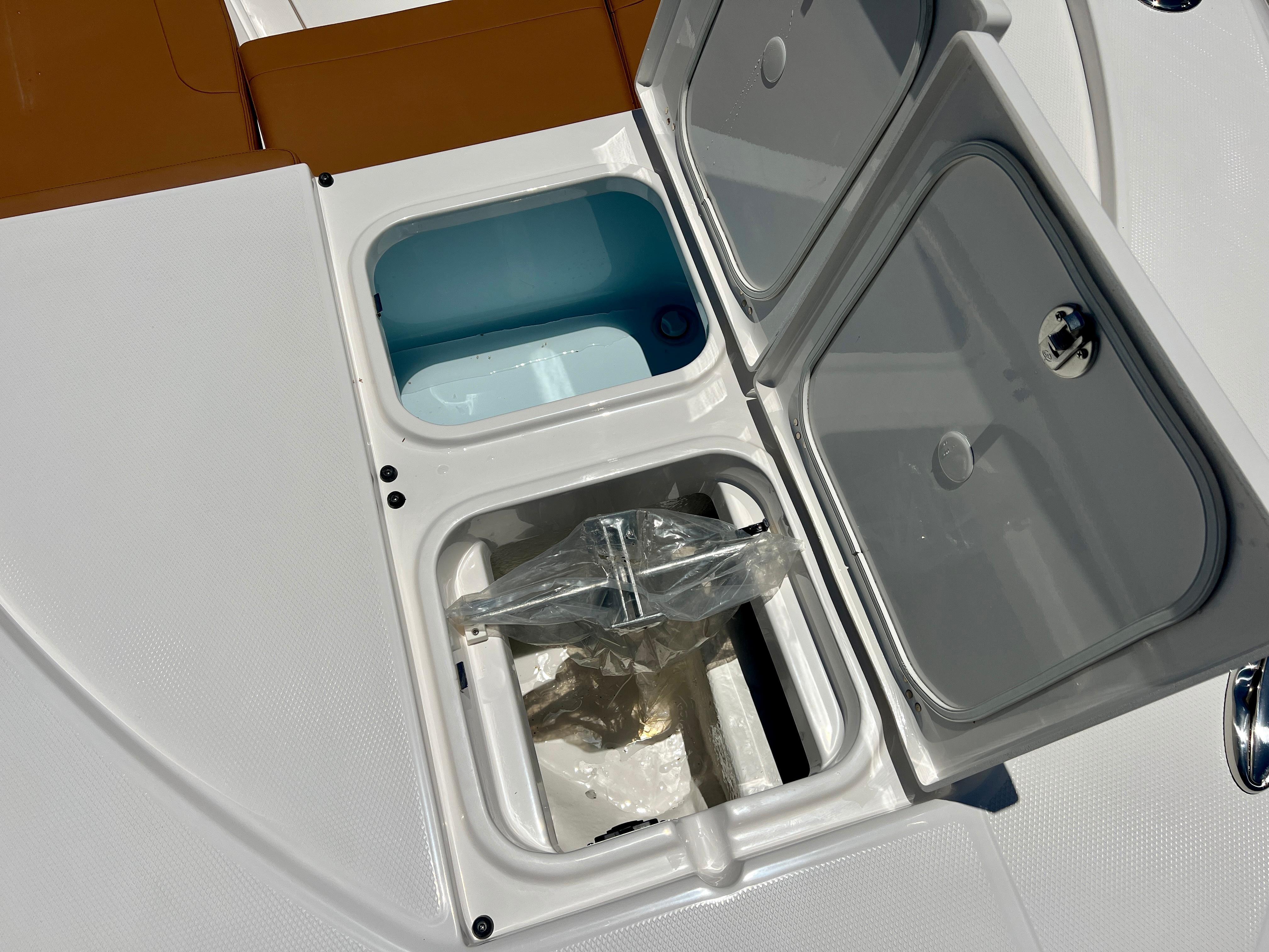 Robalo 266 Cayman 2025 boat tank and storage compartments.