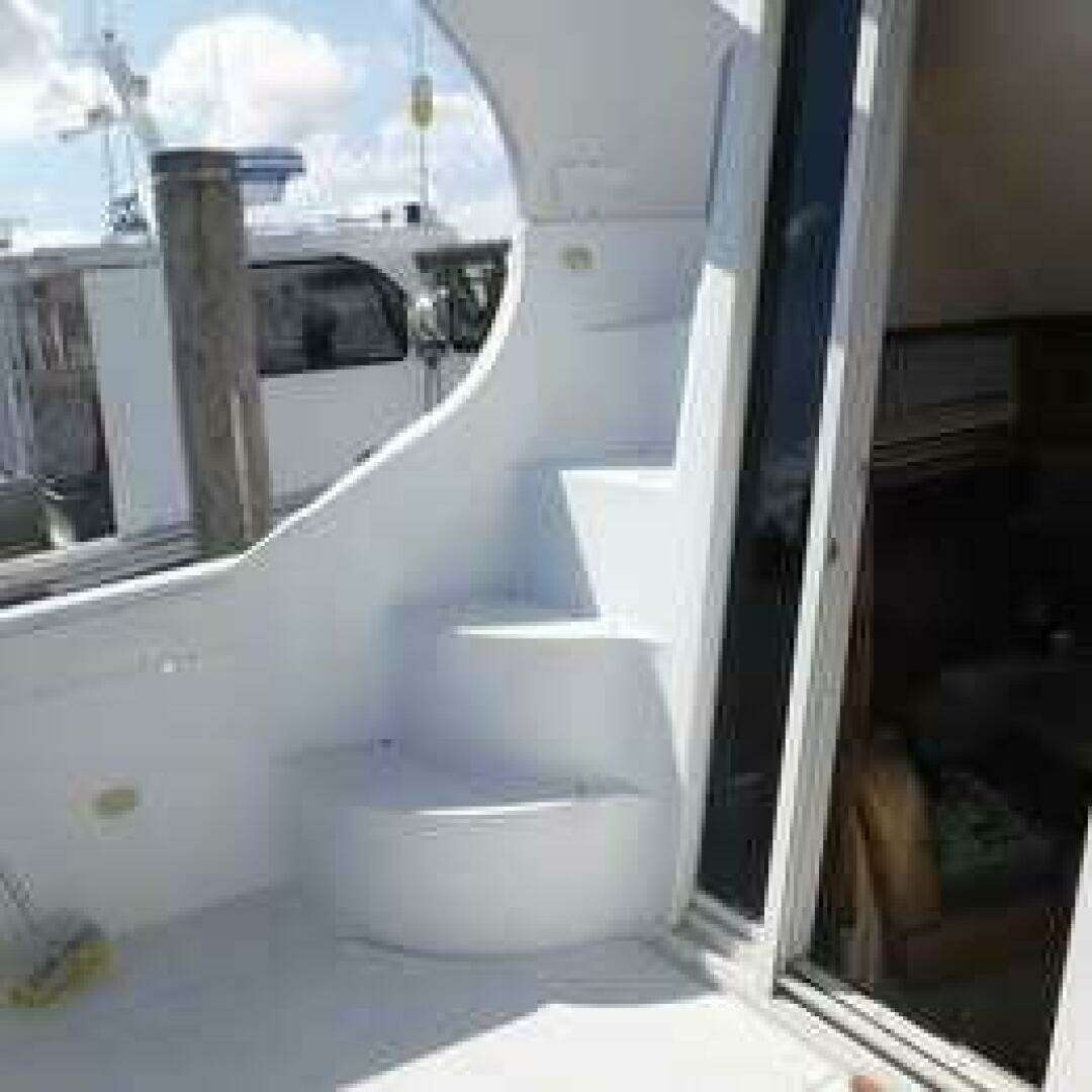 2001 Carver 350 Mariner - Image 16
