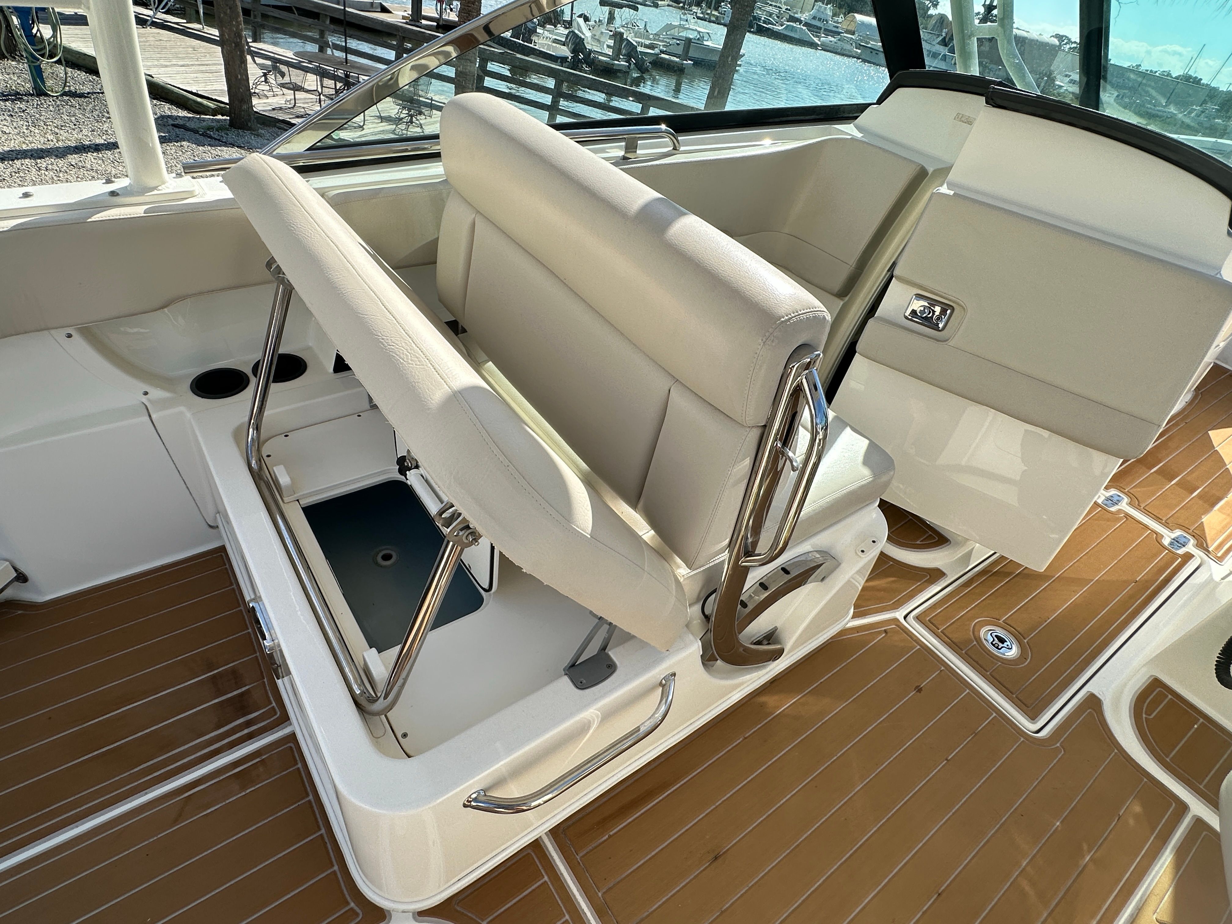 2017 Boston Whaler 270 Vantage - 15