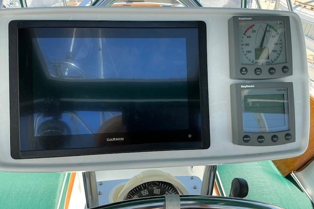 Cockpit navigation instruments on a 2000 Beneteau Oceanis 321 sailboat.