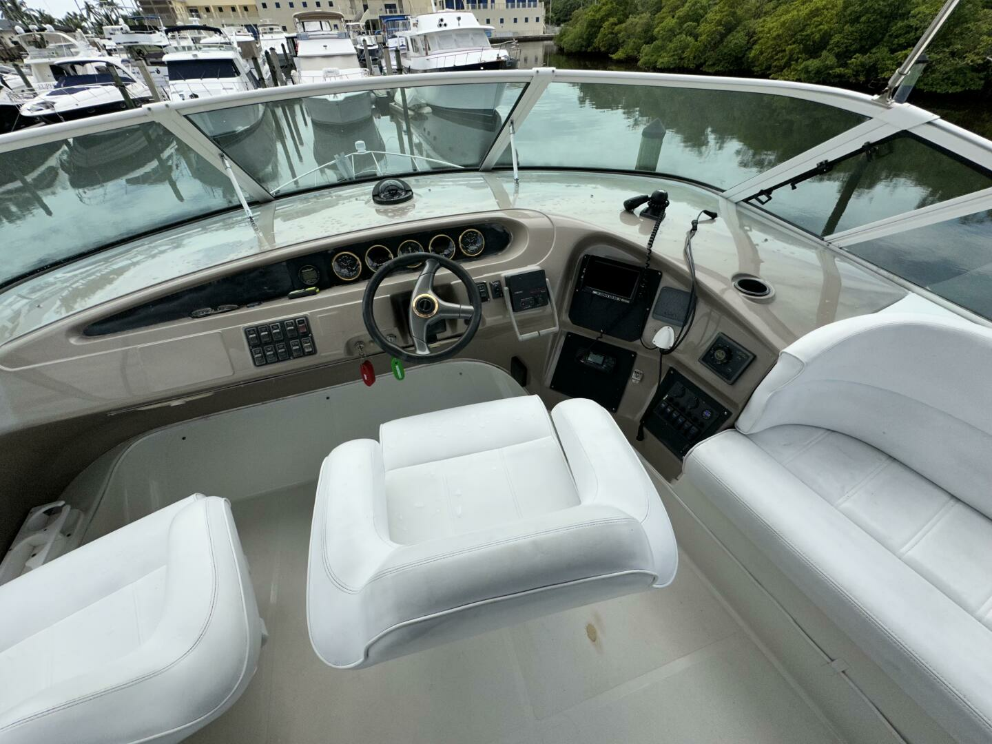 1999 Carver 450 Pilothouse - Image 15