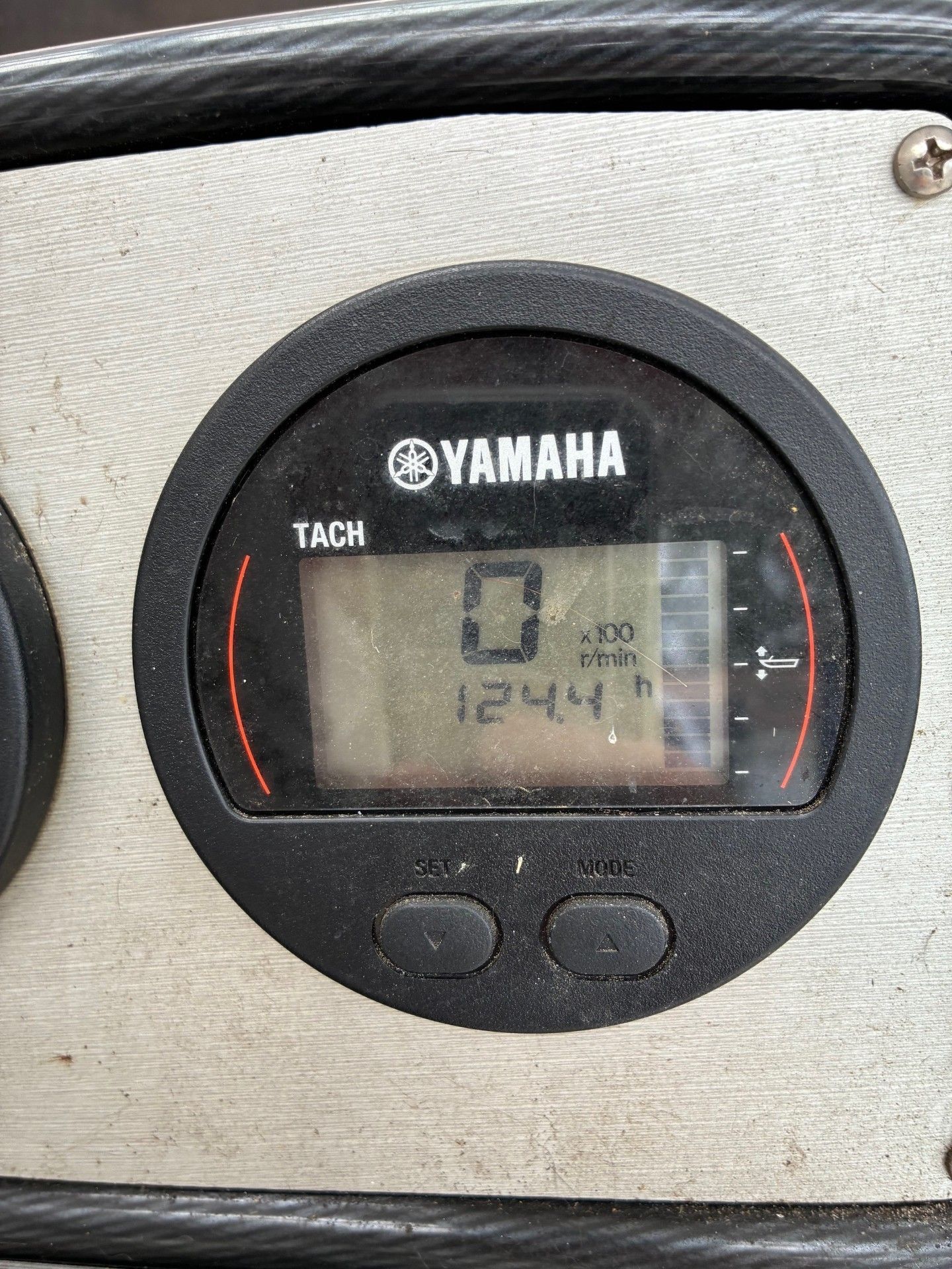A Yamaha tachometer displays 124.4 operating hours.