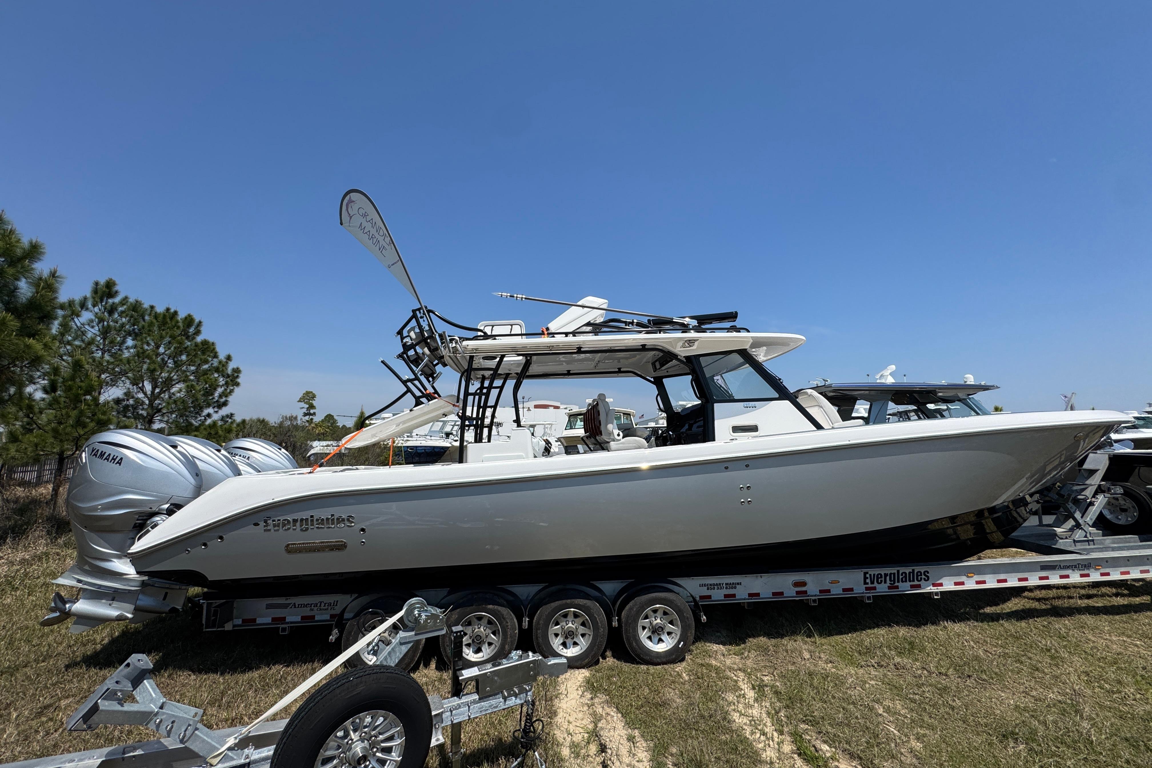 2019 Everglades 435 Center Console