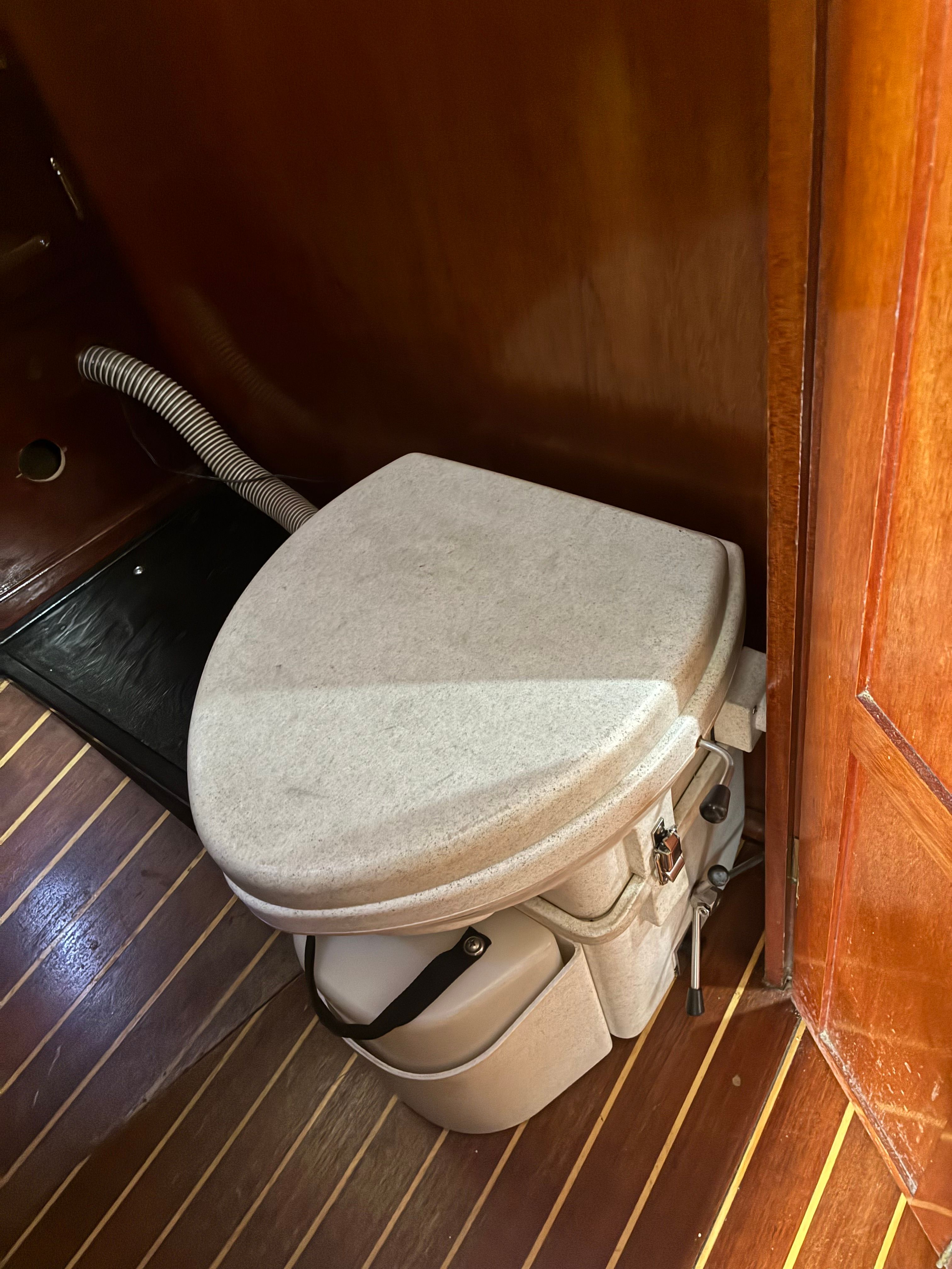 1972 Islander 34ft Sailboat cruiser - 9