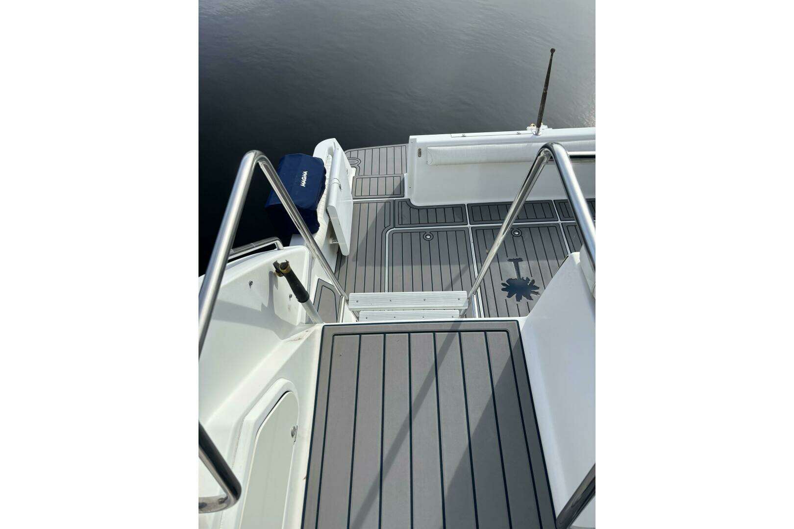 1996 Carver 320 Voyager - Image 22