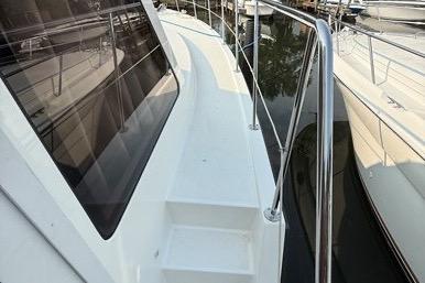 2007 Island Pilot 395 yacht deck with sleek design and stainless steel railings.