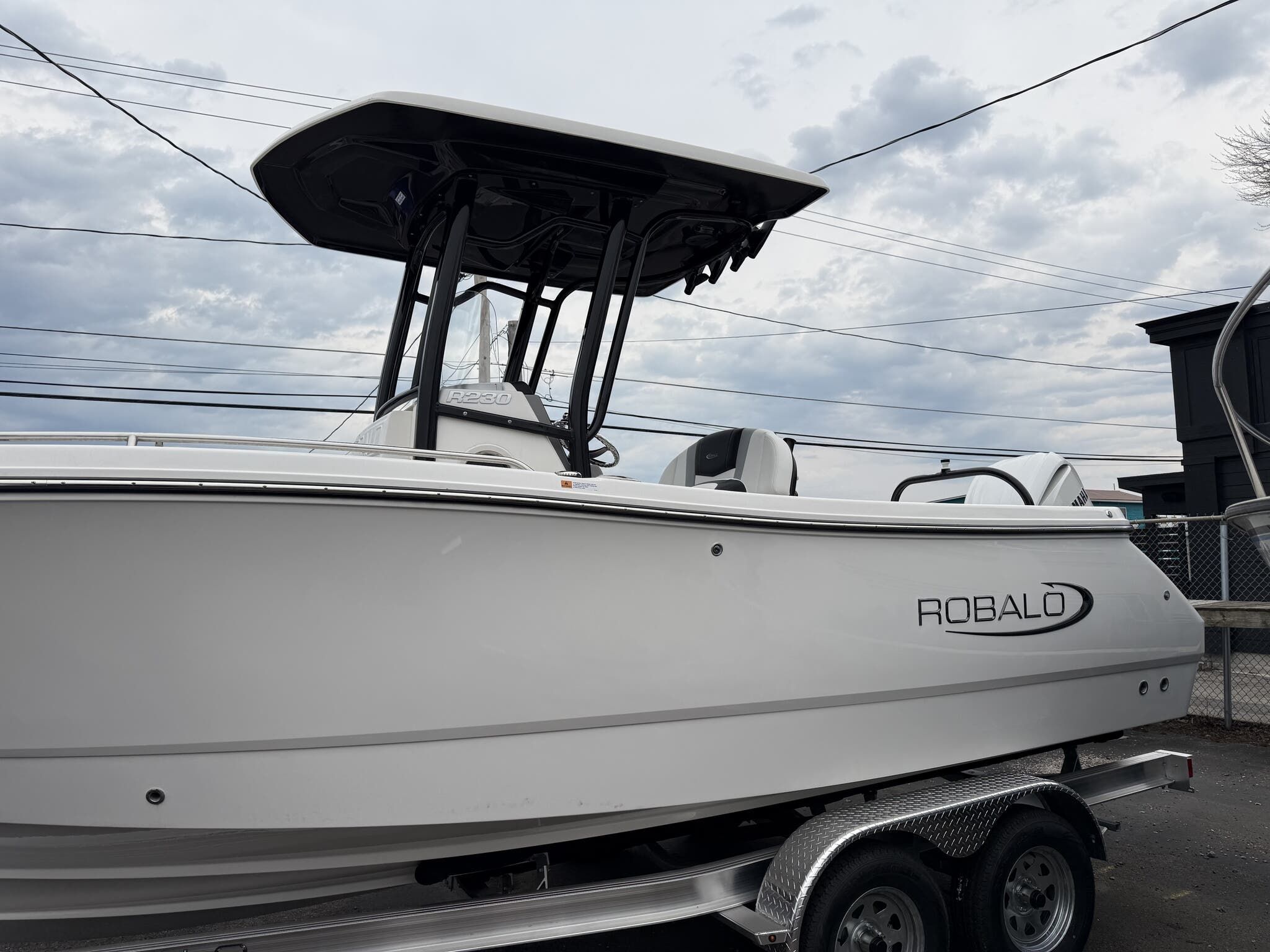 2026 Robalo R 230