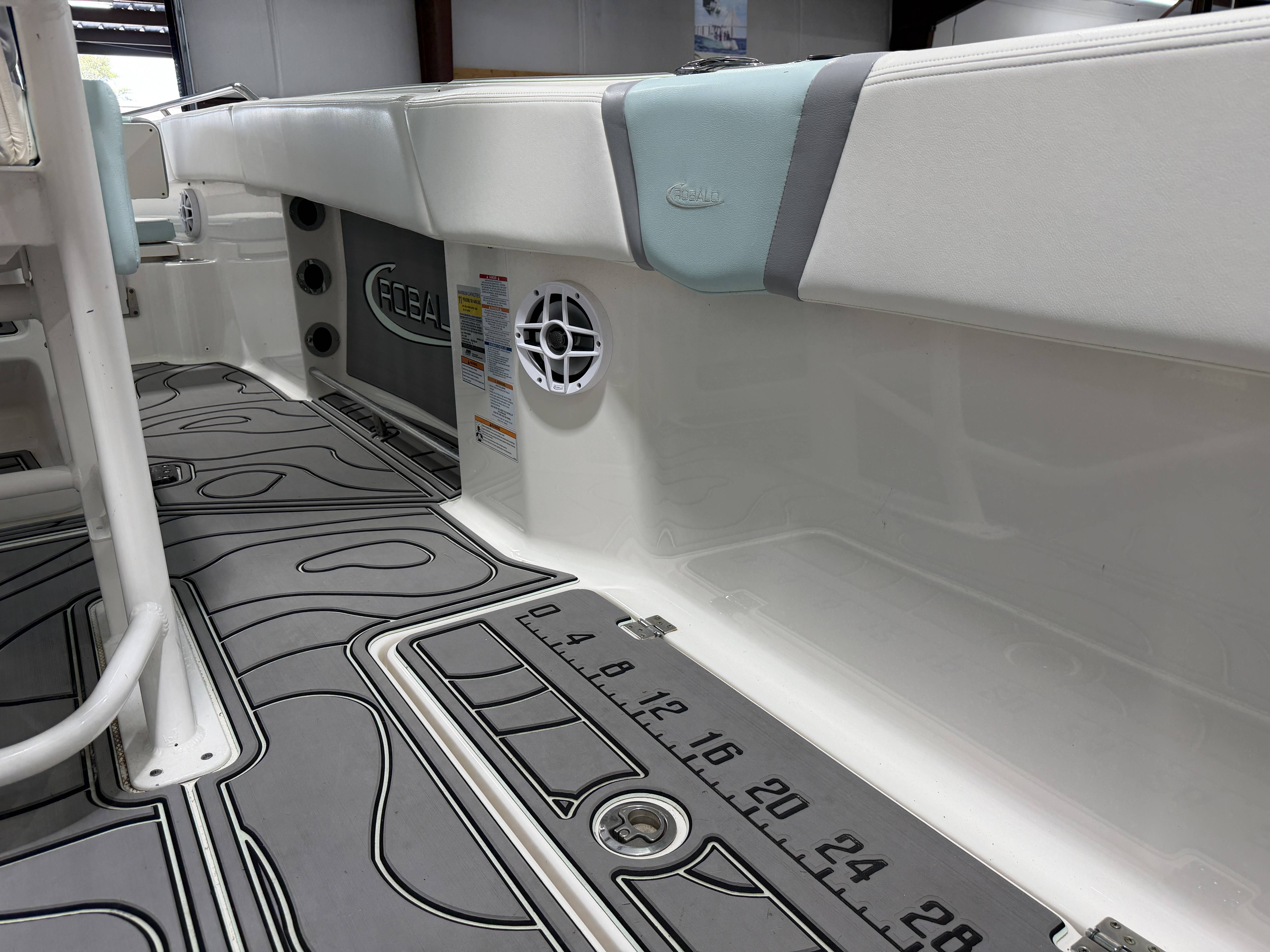 2023 Robalo R250 Center Console - 29