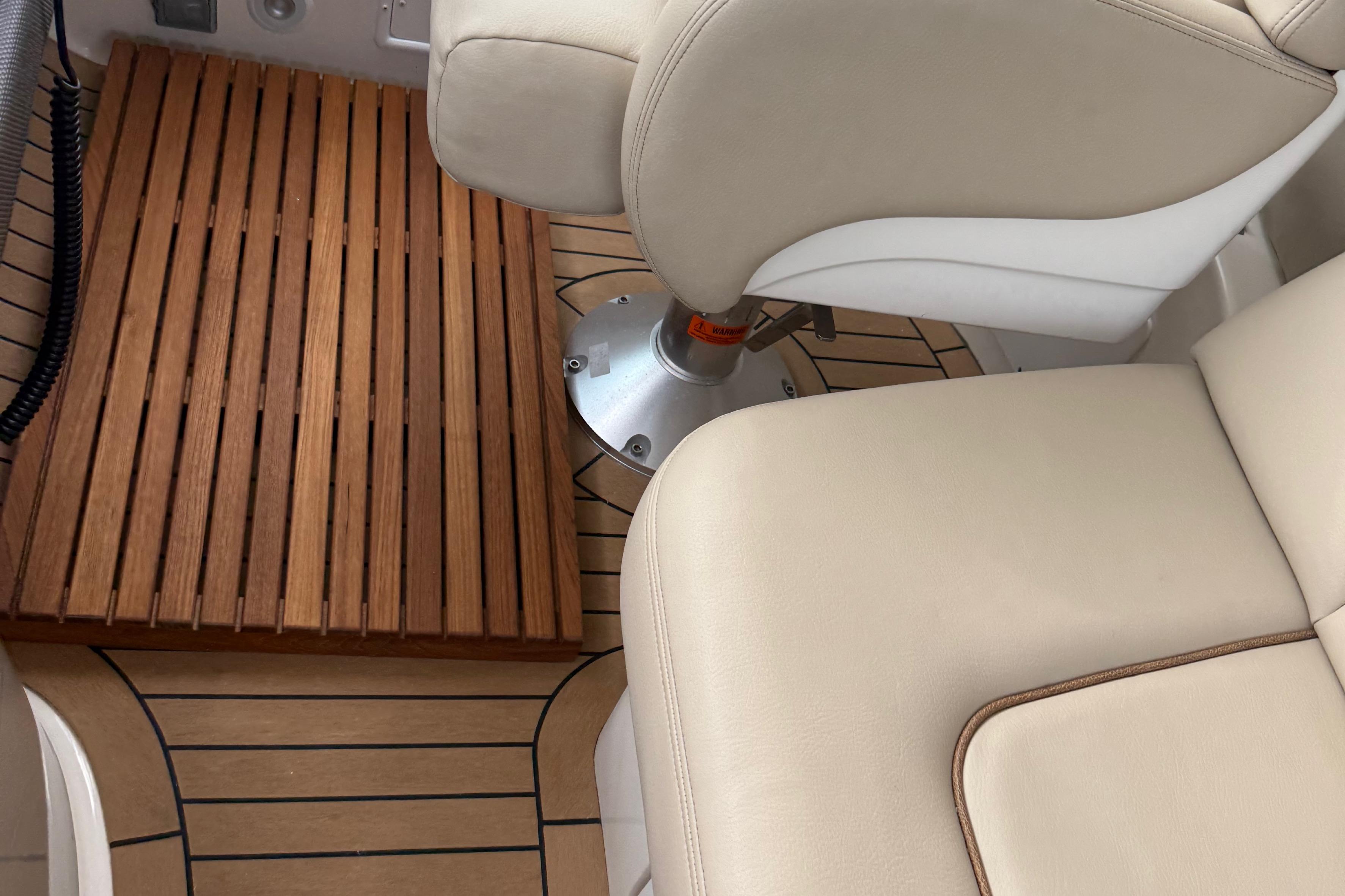 Luxury seating and wooden flooring on 2007 Sea Ray 40 Sundancer yacht.
