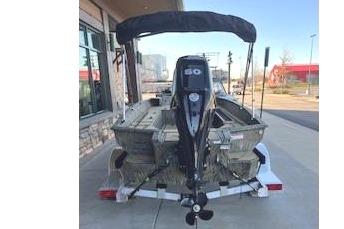 Tracker Grizzly 1756 T Marsh 2026 boat with outboard motor.