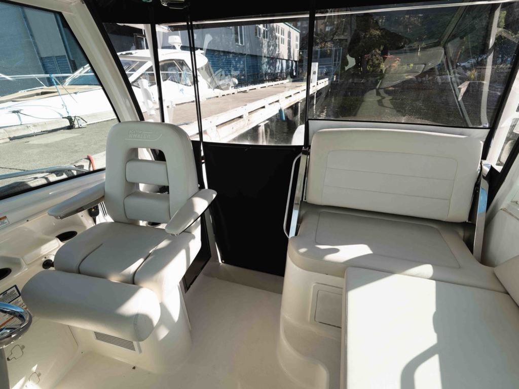 2017 Boston Whaler 315 Conquest - 21