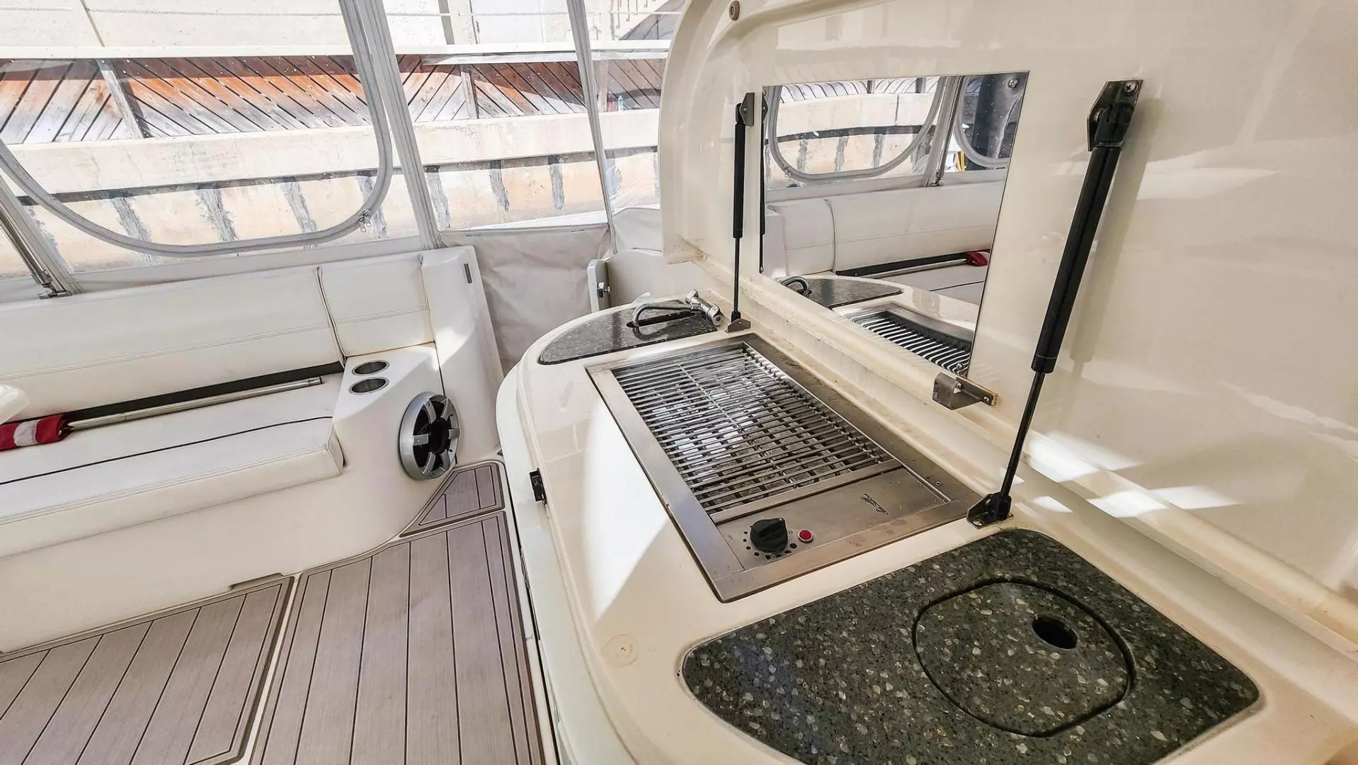 2007 Cruisers 520 Express - Image 9