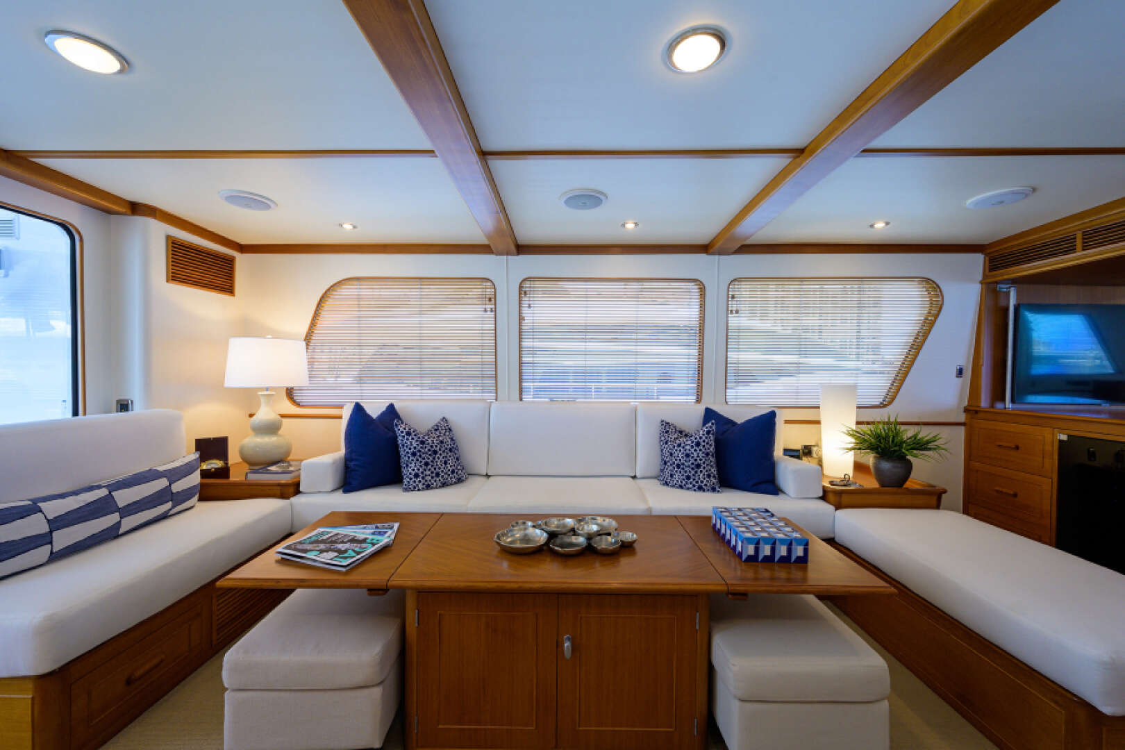 2003 New England Boatworks Enclosed Raised Pilothouse - Image 9