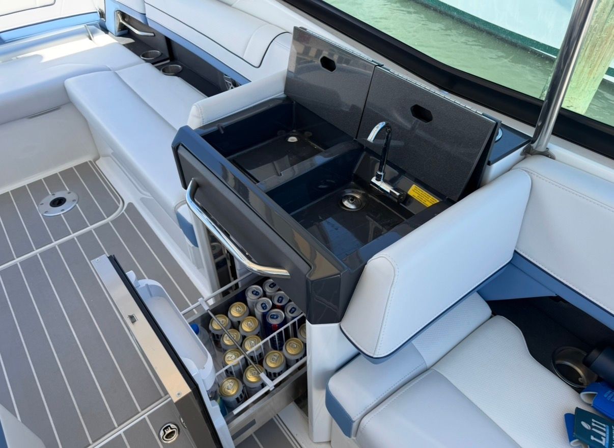2025 Formula 330 Crossover Bowrider OB - 17