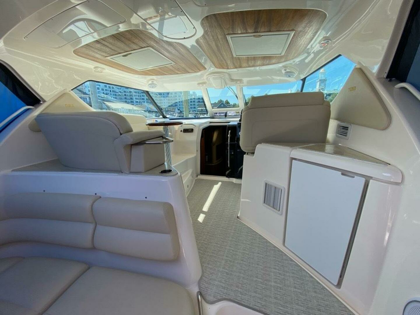 2009 Tiara Yachts 4300 Sovran - Image 25