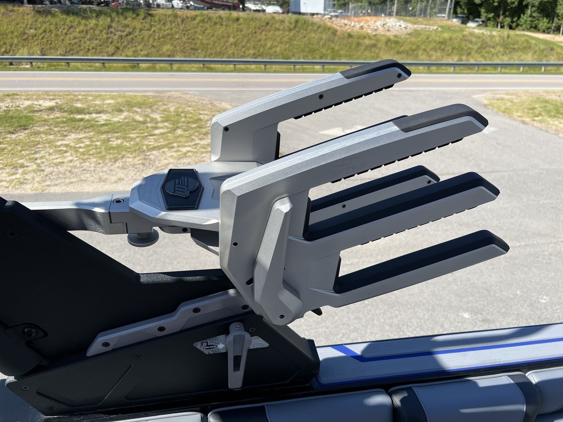 2025 MALIBU 25 LSV - Image 16