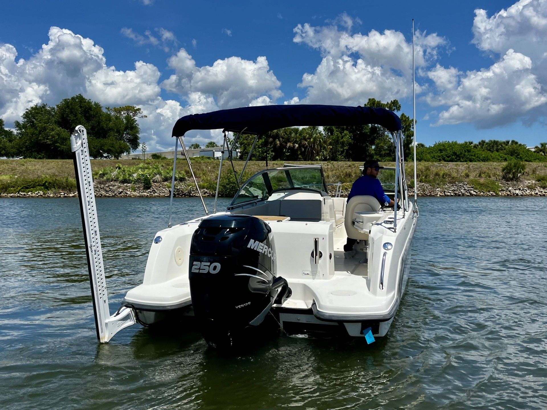2015 Boston Whaler 230 Vantage - 11