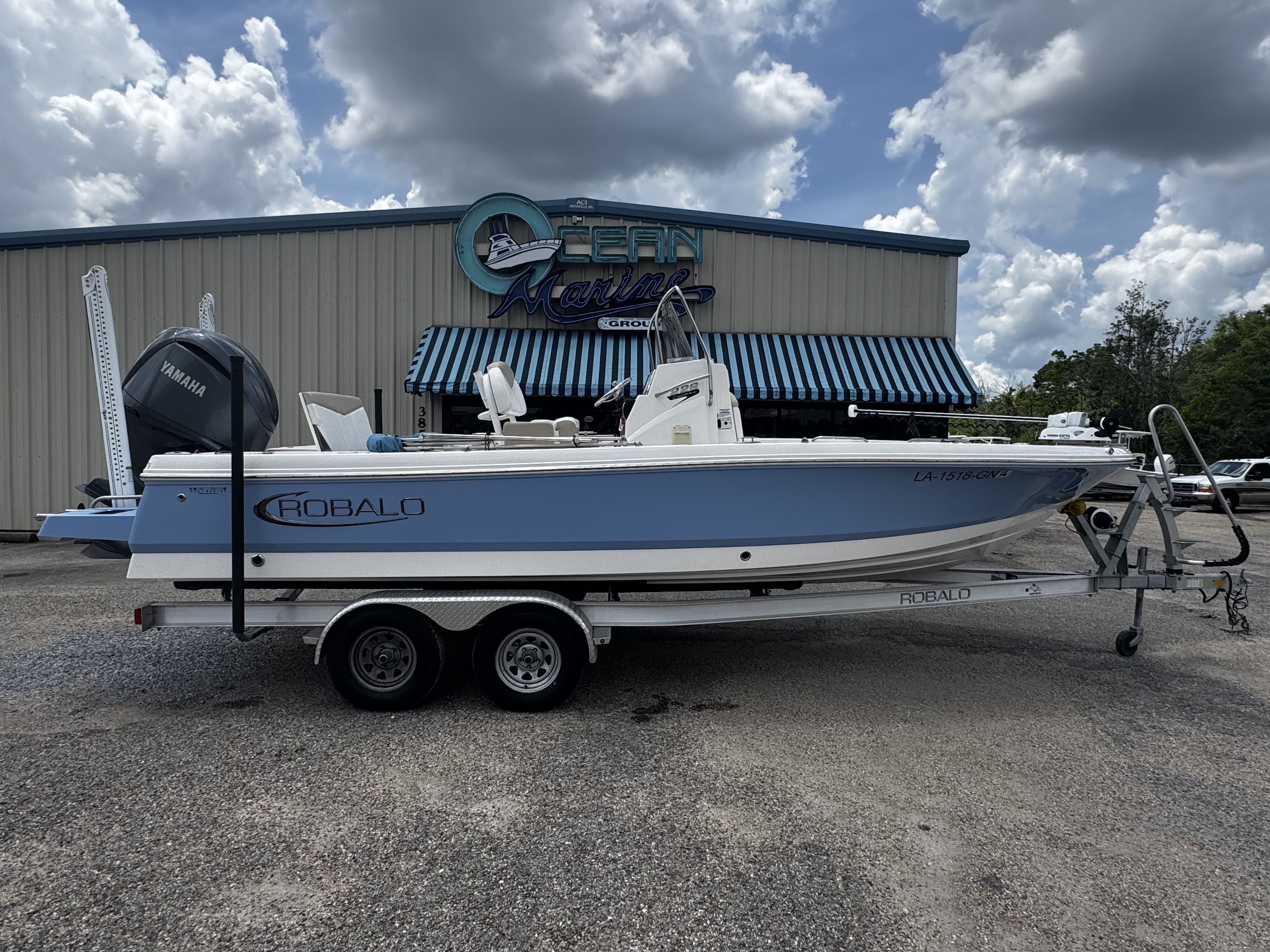 2022 Robalo Cayman 226