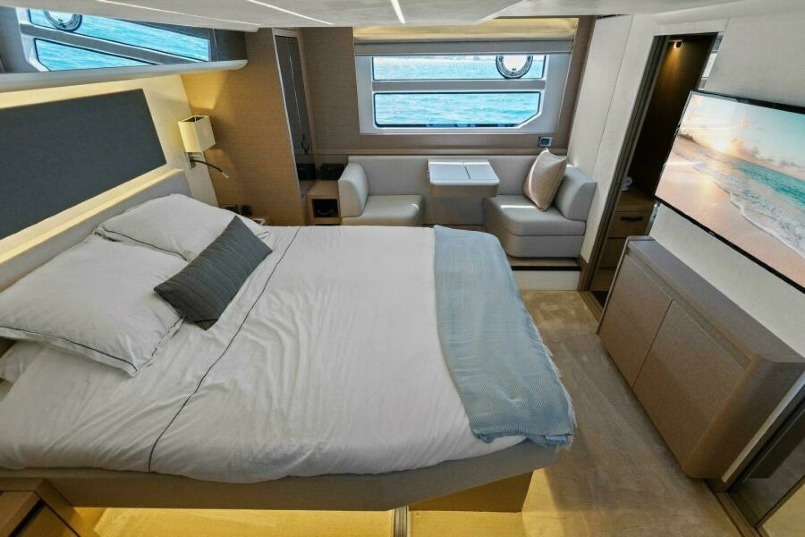 2022 Prestige 590 Flybridge - Image 24