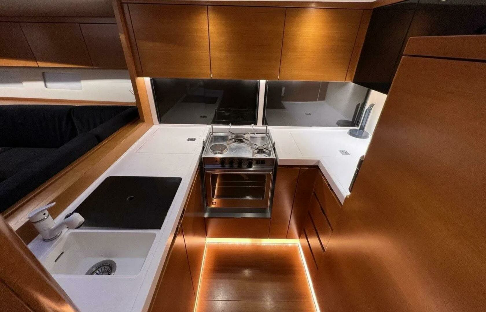 2016 Ice Yachts 62 evo - Image 8