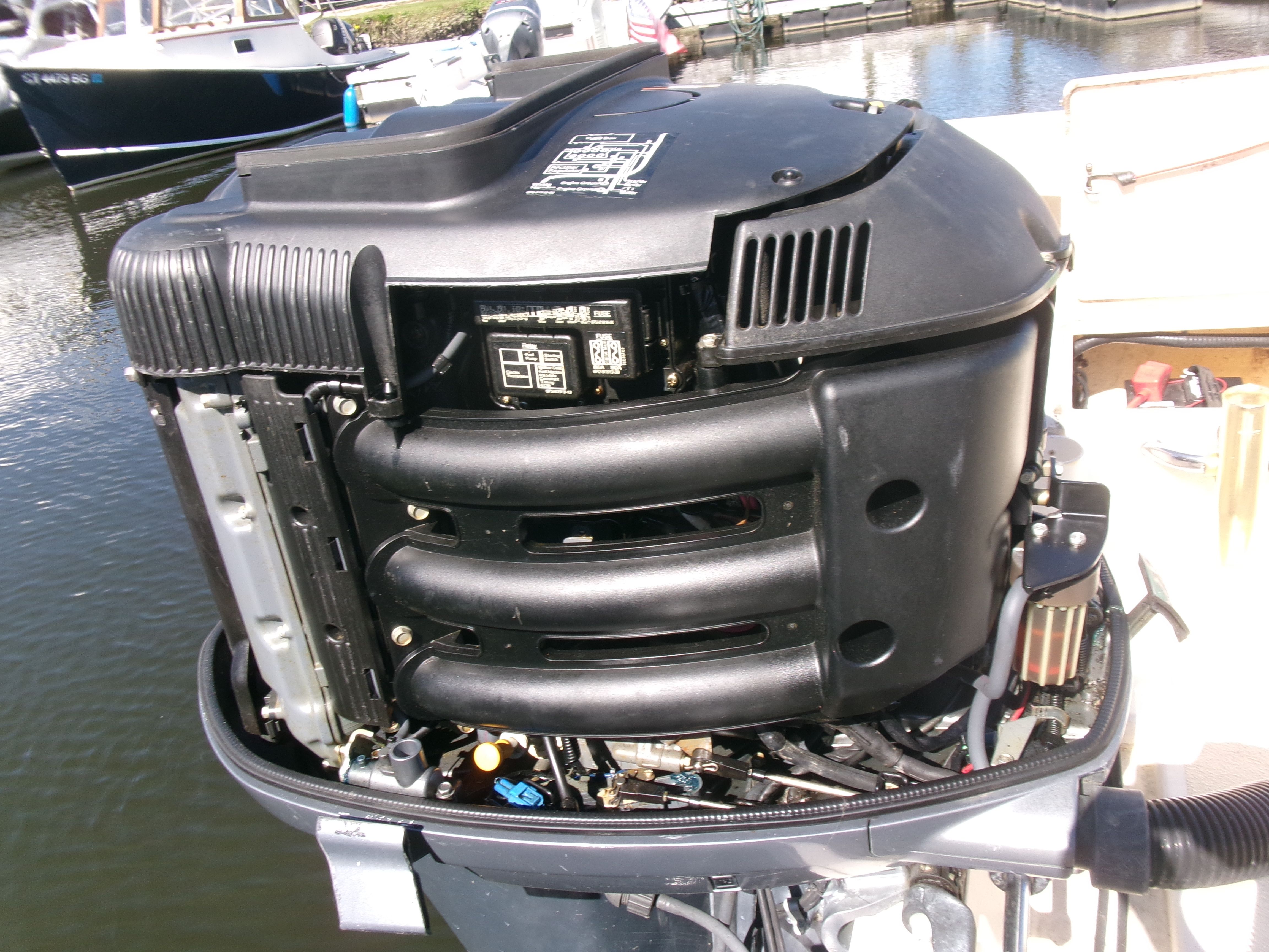 An outboard motor of a 2007 Parker 2520 XL Sport Cabin boat.